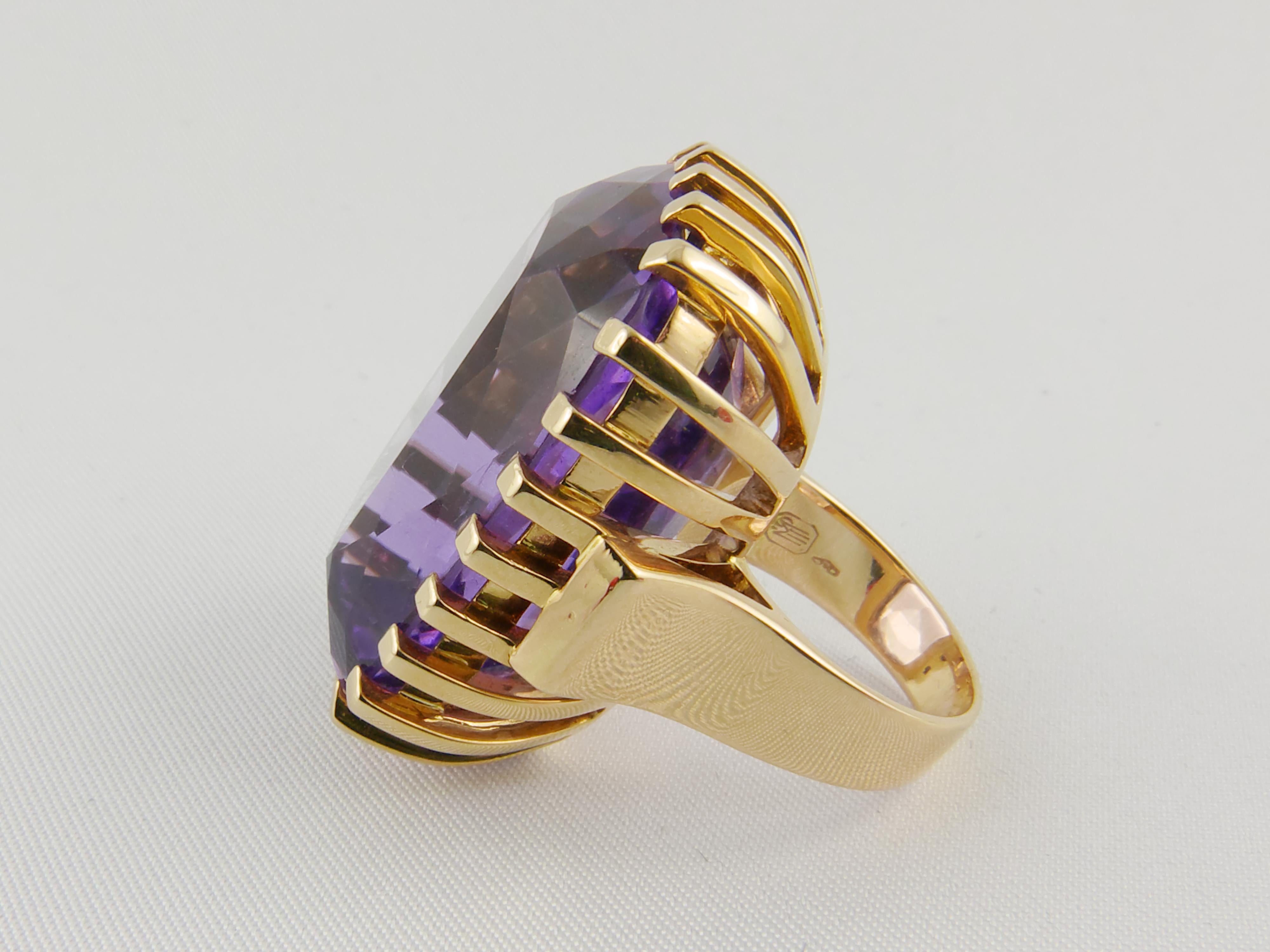 Emerald Cut 1950s Amethyst and Yellow Gold Ring For Sale