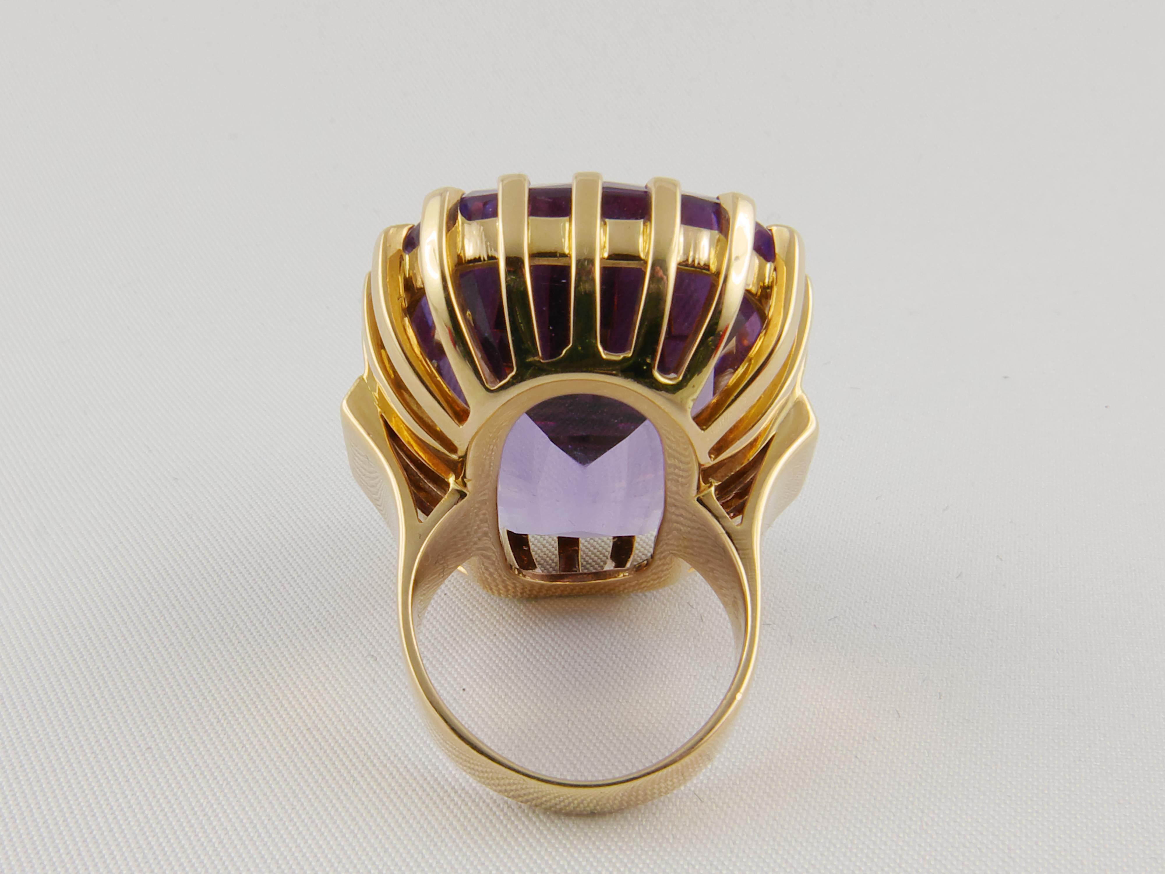 1950s Amethyst and Yellow Gold Ring In Good Condition For Sale In Torino, IT