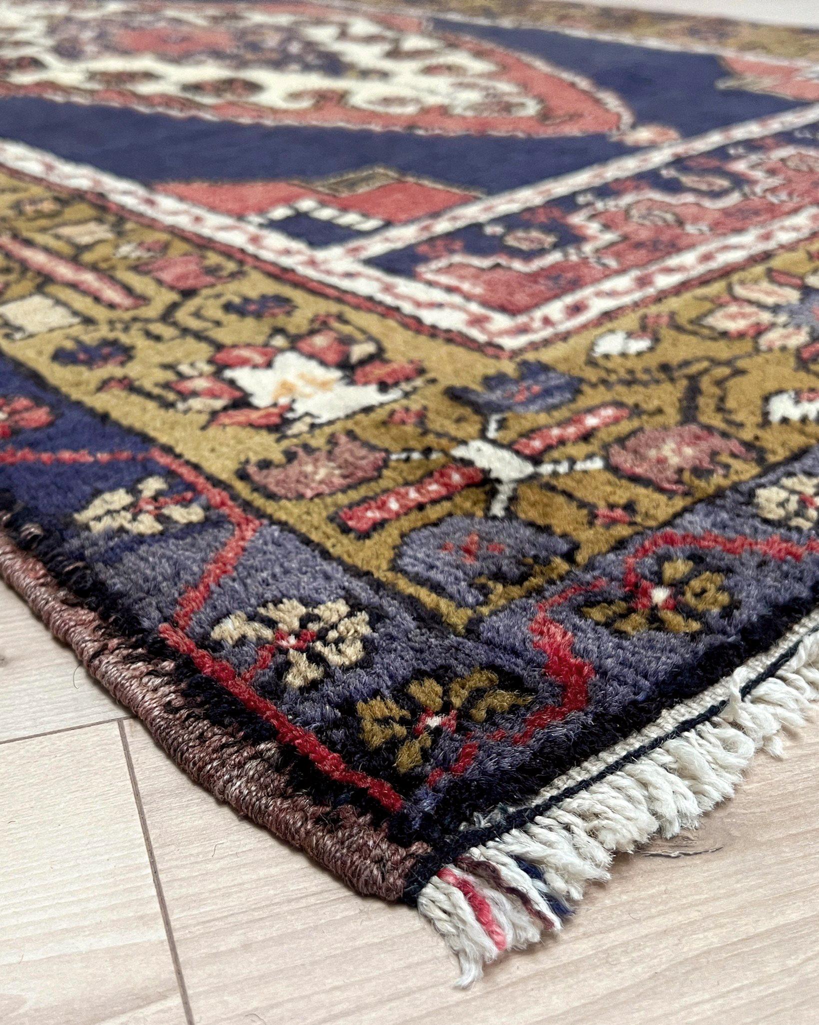 Dieser Vintage-Taspinar-Teppich aus Zentralanatolien fängt die Seele der türkischen Dorfweberei in ihrer reinsten Form ein. Mitte des 20. Jahrhunderts von Hand geknüpft, zeigt es ein kühnes zentrales Medaillon, das von einem dramatischen