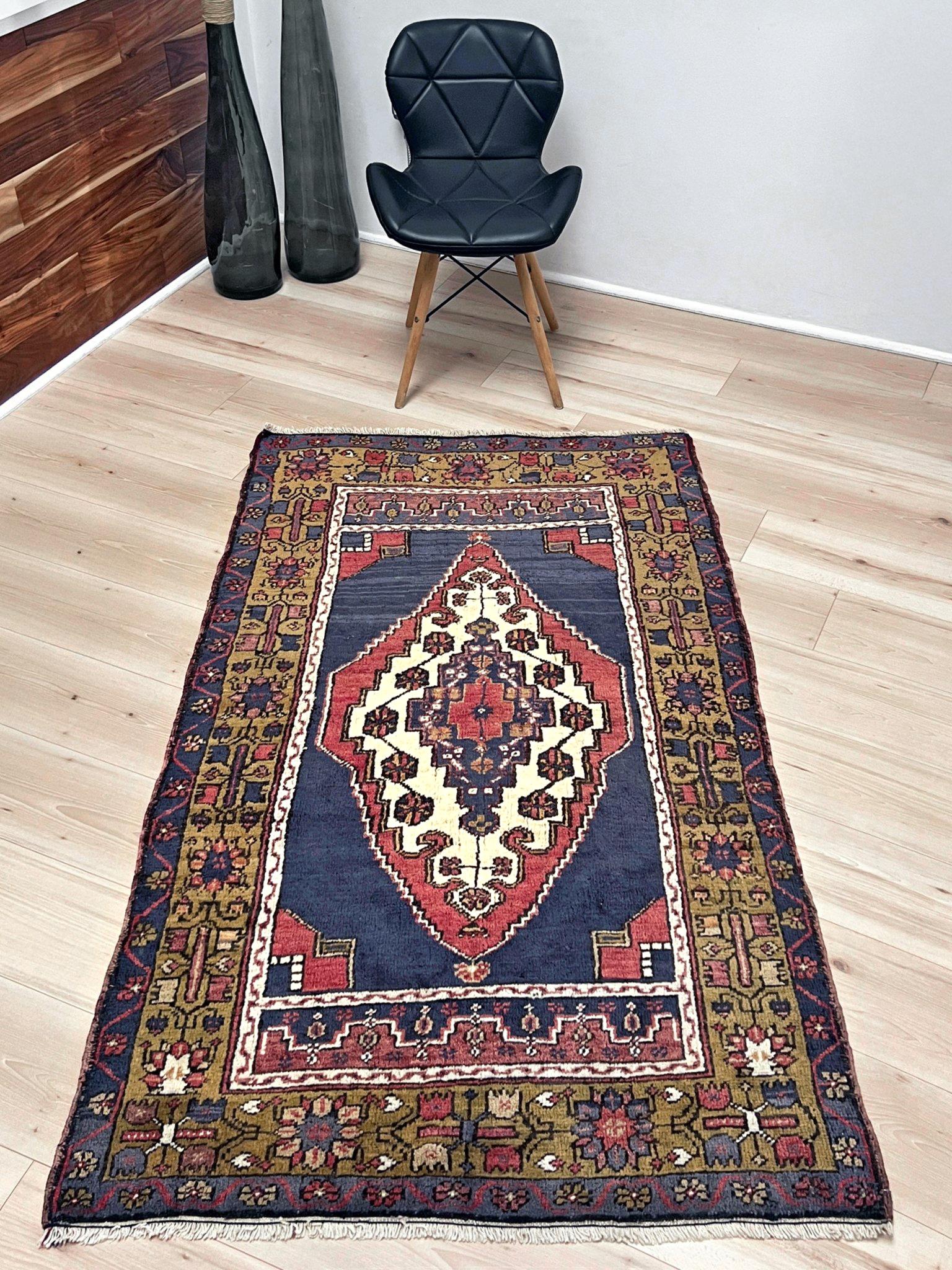Anatolischer Taspinar-Teppich aus den 1950er Jahren - • Vintage Türkische Wolle Akzentteppich (3′6″×5′10″) (Rustikal) im Angebot