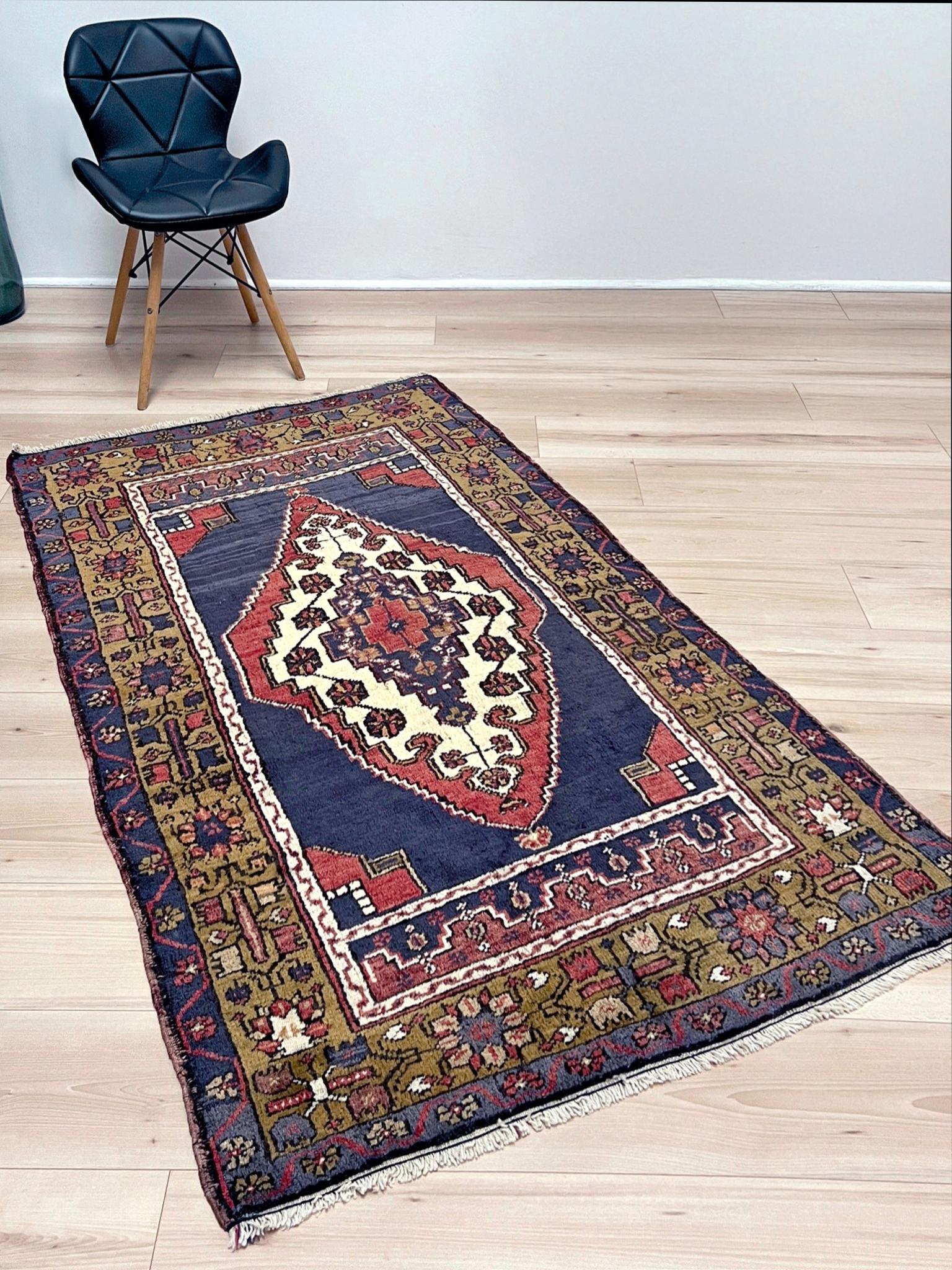 Anatolischer Taspinar-Teppich aus den 1950er Jahren - • Vintage Türkische Wolle Akzentteppich (3′6″×5′10″) (Handgeknüpft) im Angebot