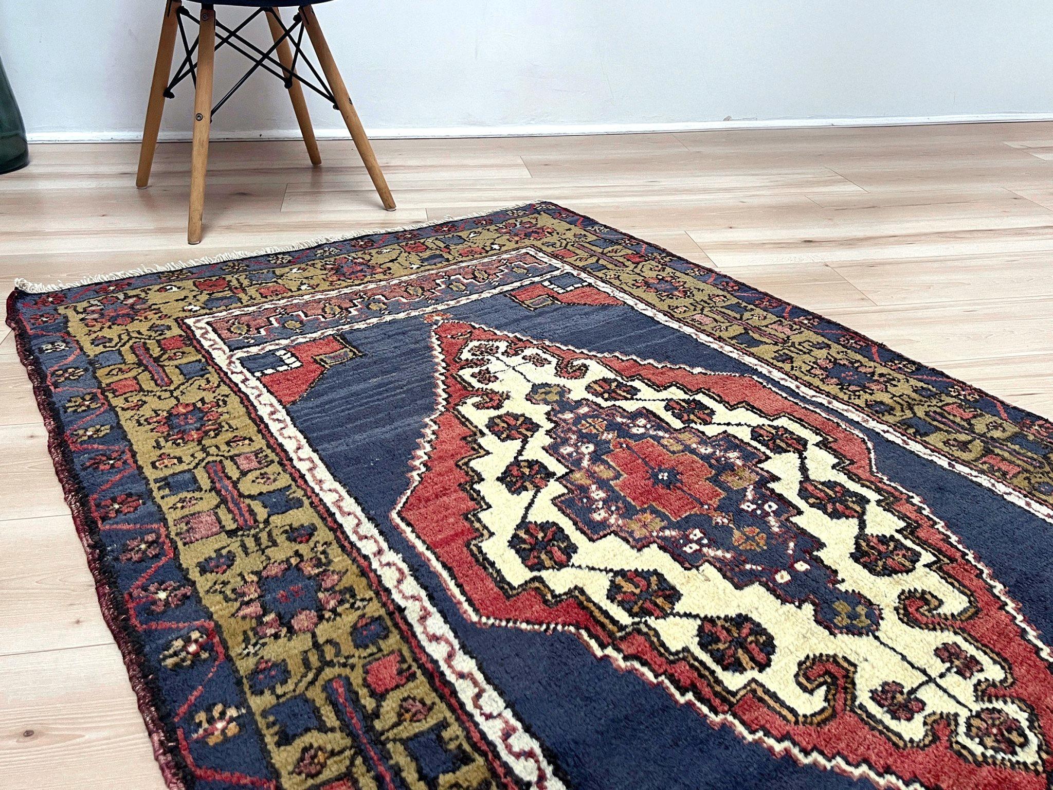 Anatolischer Taspinar-Teppich aus den 1950er Jahren - • Vintage Türkische Wolle Akzentteppich (3′6″×5′10″) im Zustand „Gut“ im Angebot in Burlingame, CA