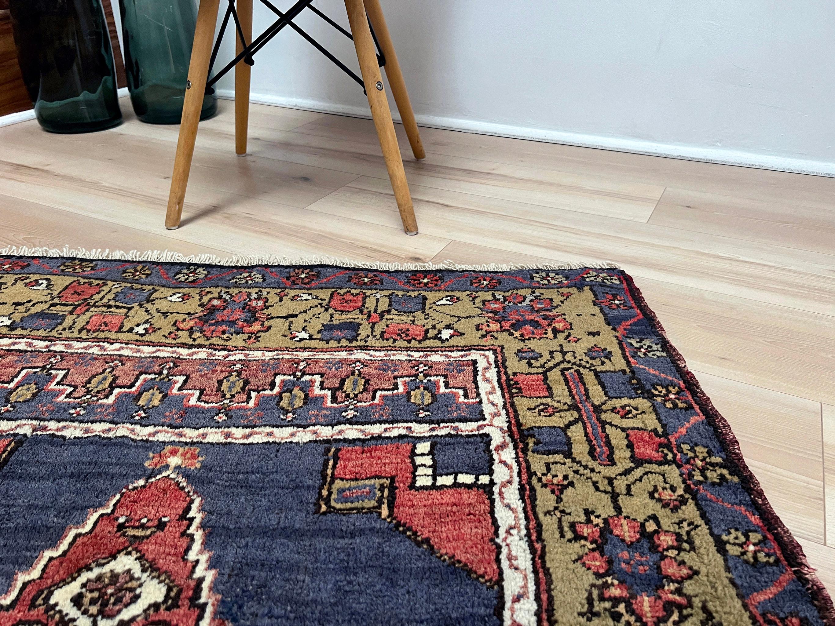 Anatolischer Taspinar-Teppich aus den 1950er Jahren - • Vintage Türkische Wolle Akzentteppich (3′6″×5′10″) (Mitte des 20. Jahrhunderts) im Angebot