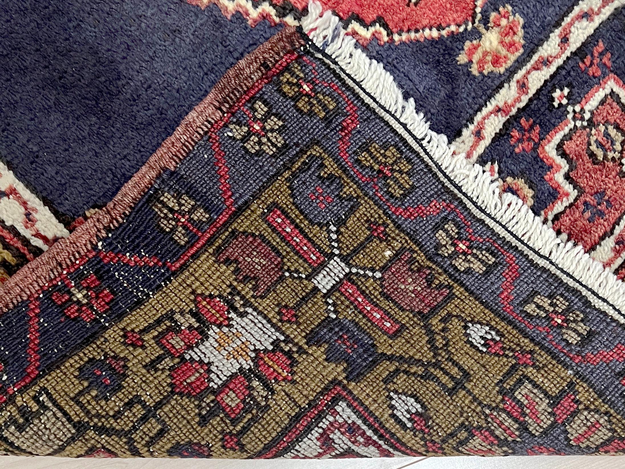 Anatolischer Taspinar-Teppich aus den 1950er Jahren - • Vintage Türkische Wolle Akzentteppich (3′6″×5′10″) im Angebot 2