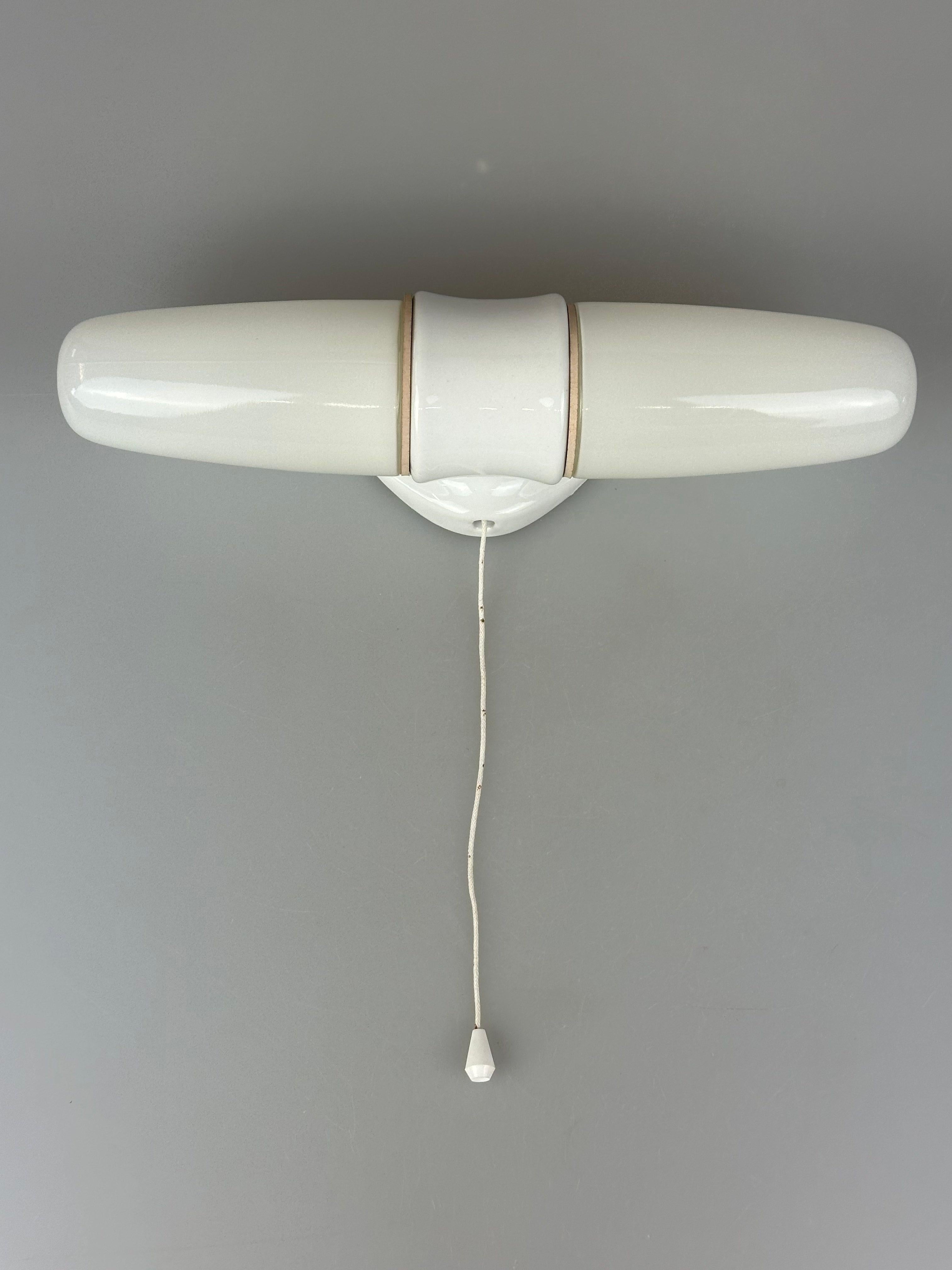 1950s and 1960s Ceramic Wall Lamp and Ceiling Light by Wilhelm Wagenfeld for Lindner

Object: Wall Lamp

Manufacturer: Lindner

Condition: Good

Age: Approx. 1960-1970

Dimensions:

Width = 31cm
Height = 8.5cm
Depth = 9cm

Material: Glass,