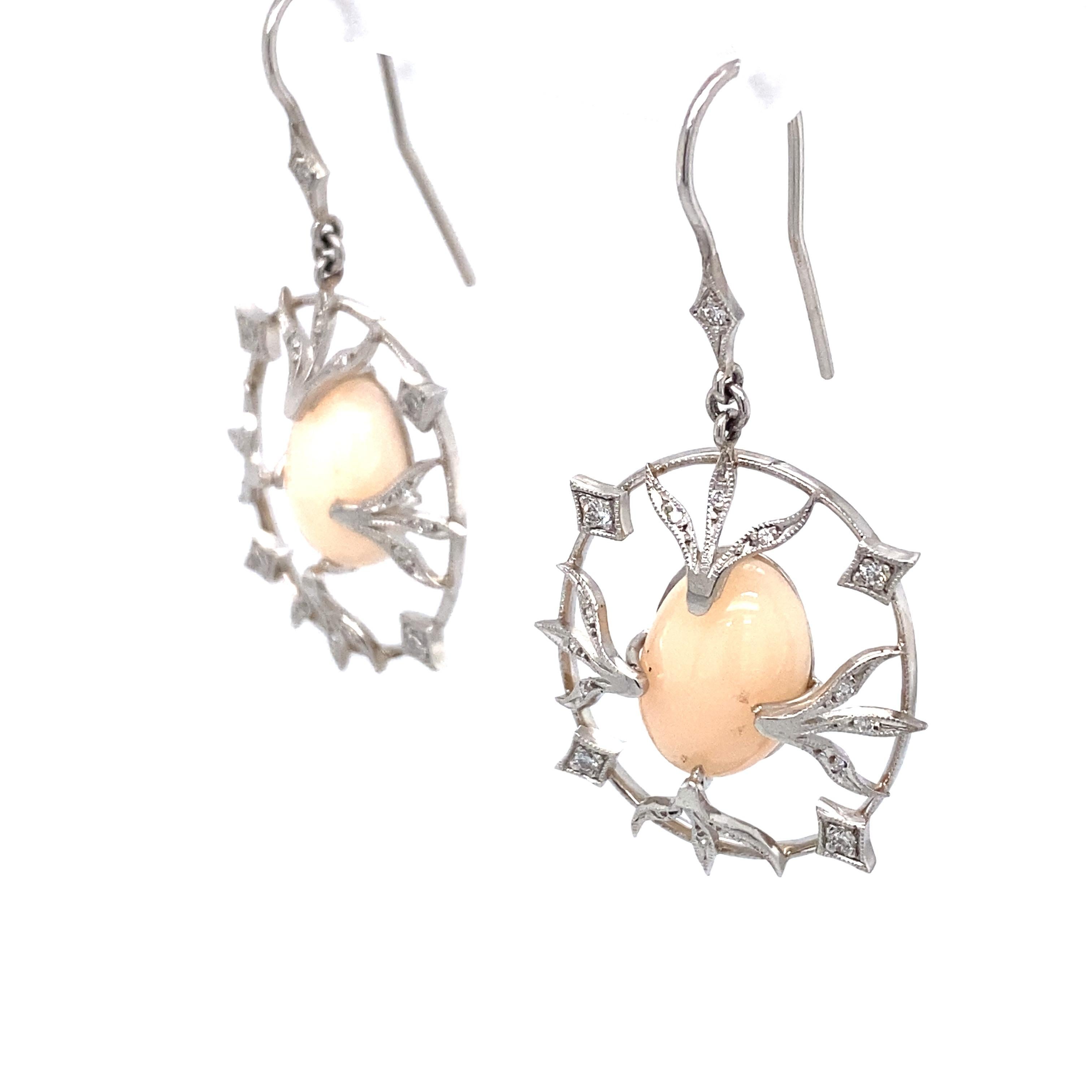 Rétro Boucles d'oreilles pendantes ovales en platine, corail et diamants des années 1950 en vente