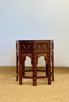 1950er Jahre Anglo-indischer Taj Mahal-Tisch mit Knocheneinlage, rund, klappbar, Teetisch