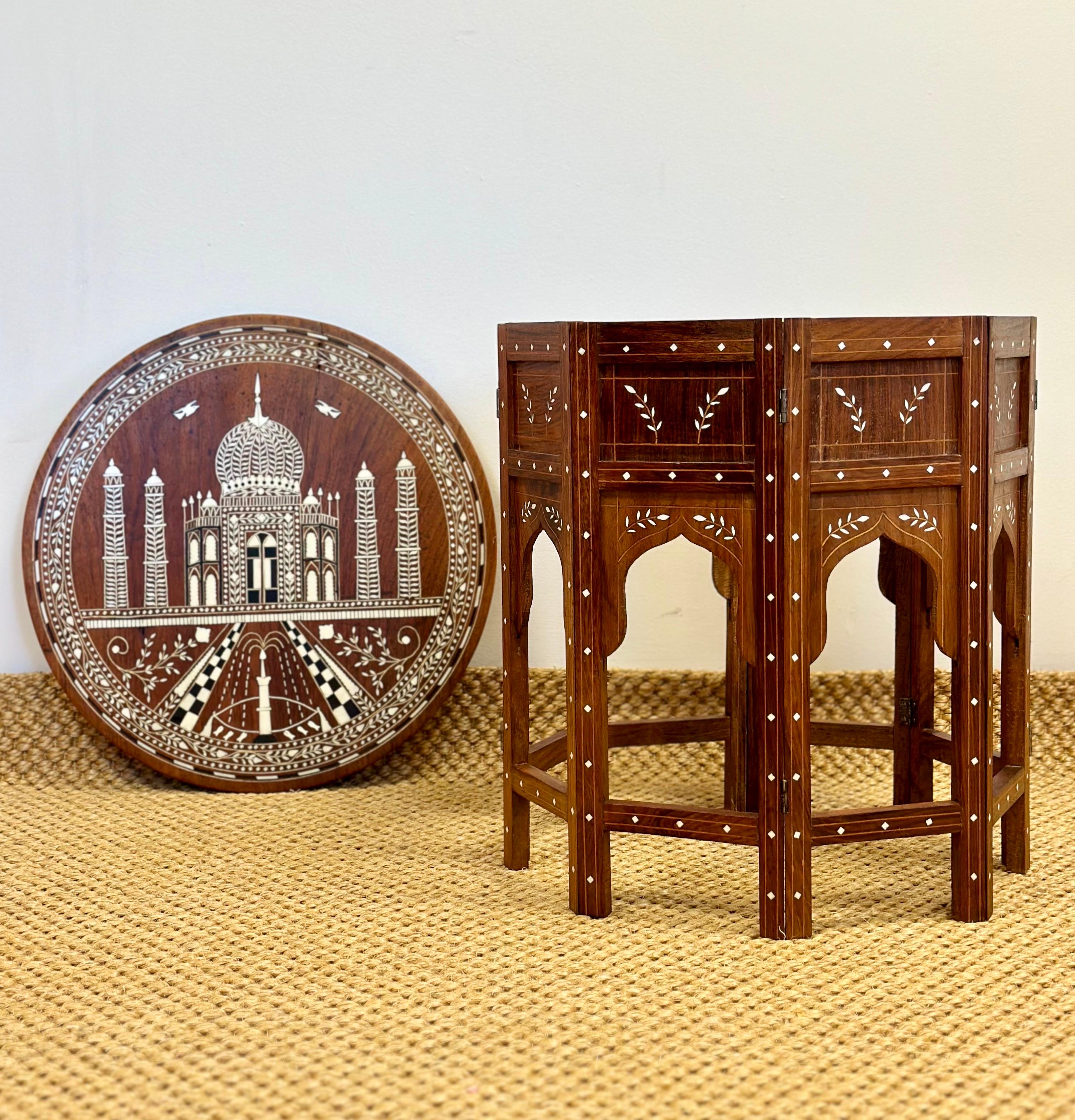 1950er Jahre Anglo-indischer Taj Mahal-Tisch mit Knocheneinlage, rund, klappbar, Teetisch im Zustand „Gut“ im Angebot in Farmington Hills, MI
