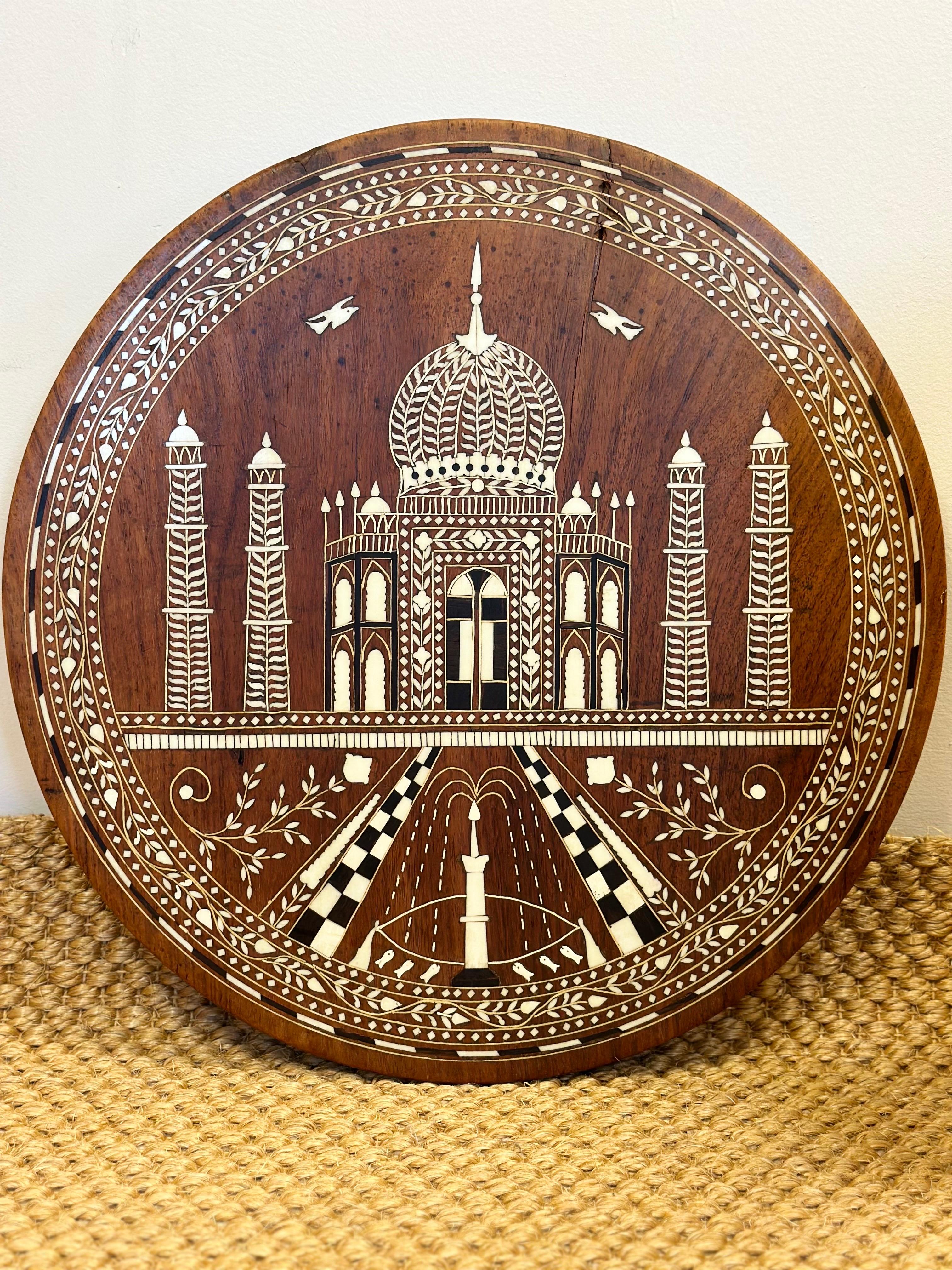 1950er Jahre Anglo-indischer Taj Mahal-Tisch mit Knocheneinlage, rund, klappbar, Teetisch (Mitte des 20. Jahrhunderts) im Angebot