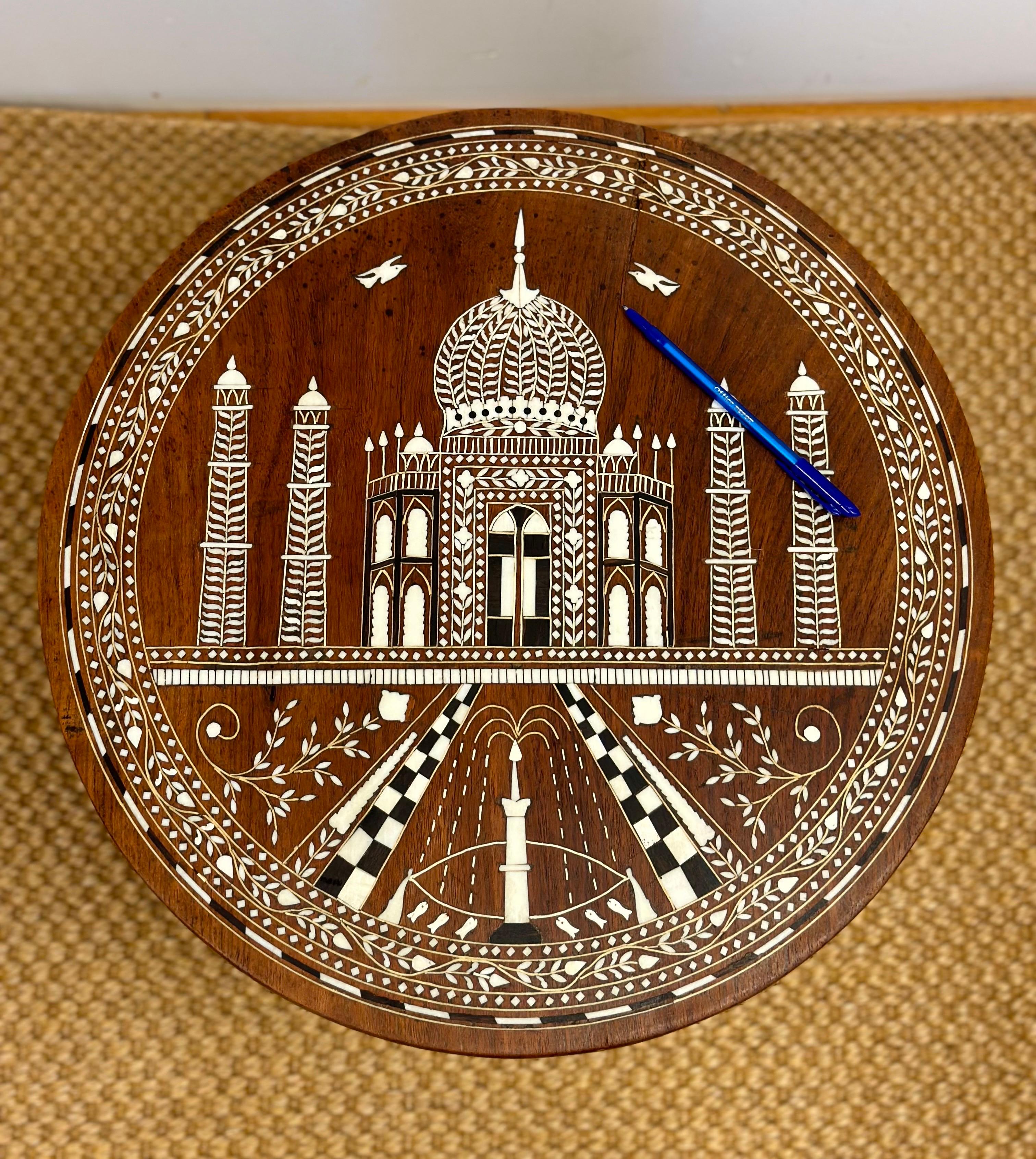 1950er Jahre Anglo-indischer Taj Mahal-Tisch mit Knocheneinlage, rund, klappbar, Teetisch im Angebot 3