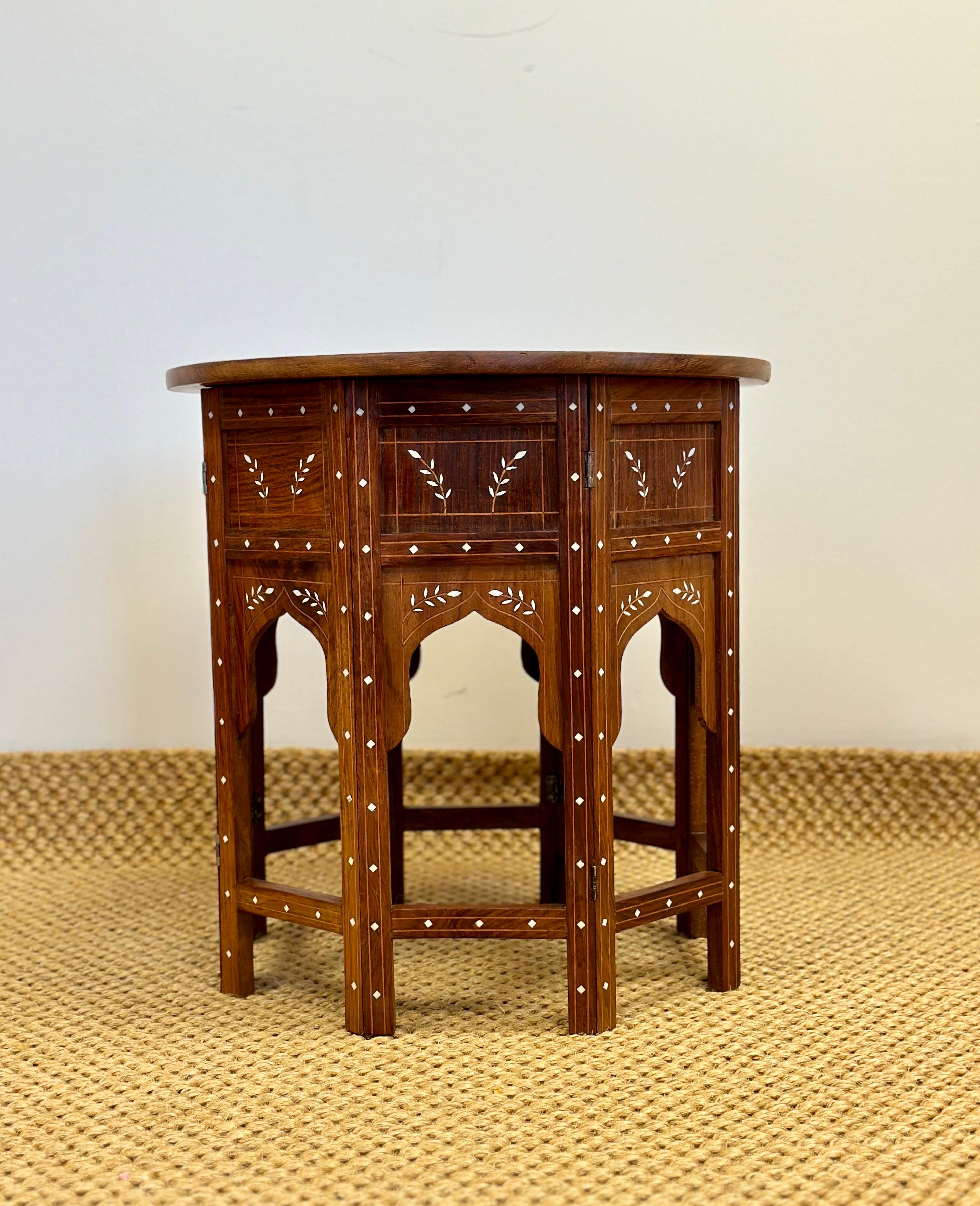 1950er Jahre Anglo-indischer Taj Mahal-Tisch mit Knocheneinlage, rund, klappbar, Teetisch im Angebot 4