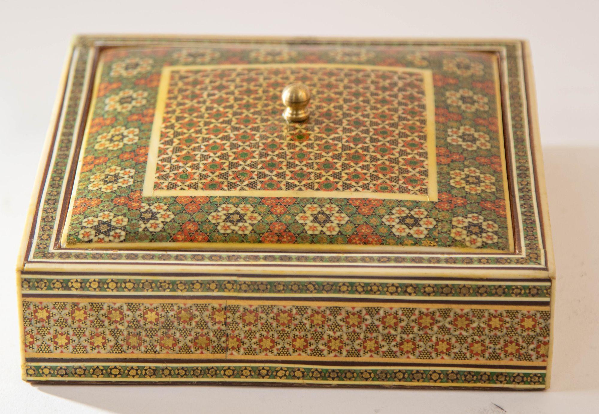 1950er Jahre Anglo Indian Micro Sadeli Mosaic Inlaid Schmuck-Box.
ABMESSUNGEN: 7ʺB × 7ʺD × 2,5ʺH.
Indo-Persisches Schmuckkästchen im maurischen Stil mit Mikro-Mosaik-Intarsien und Deckel.
Aufwendig eingelegte anglo-indische Dose mit floralem und