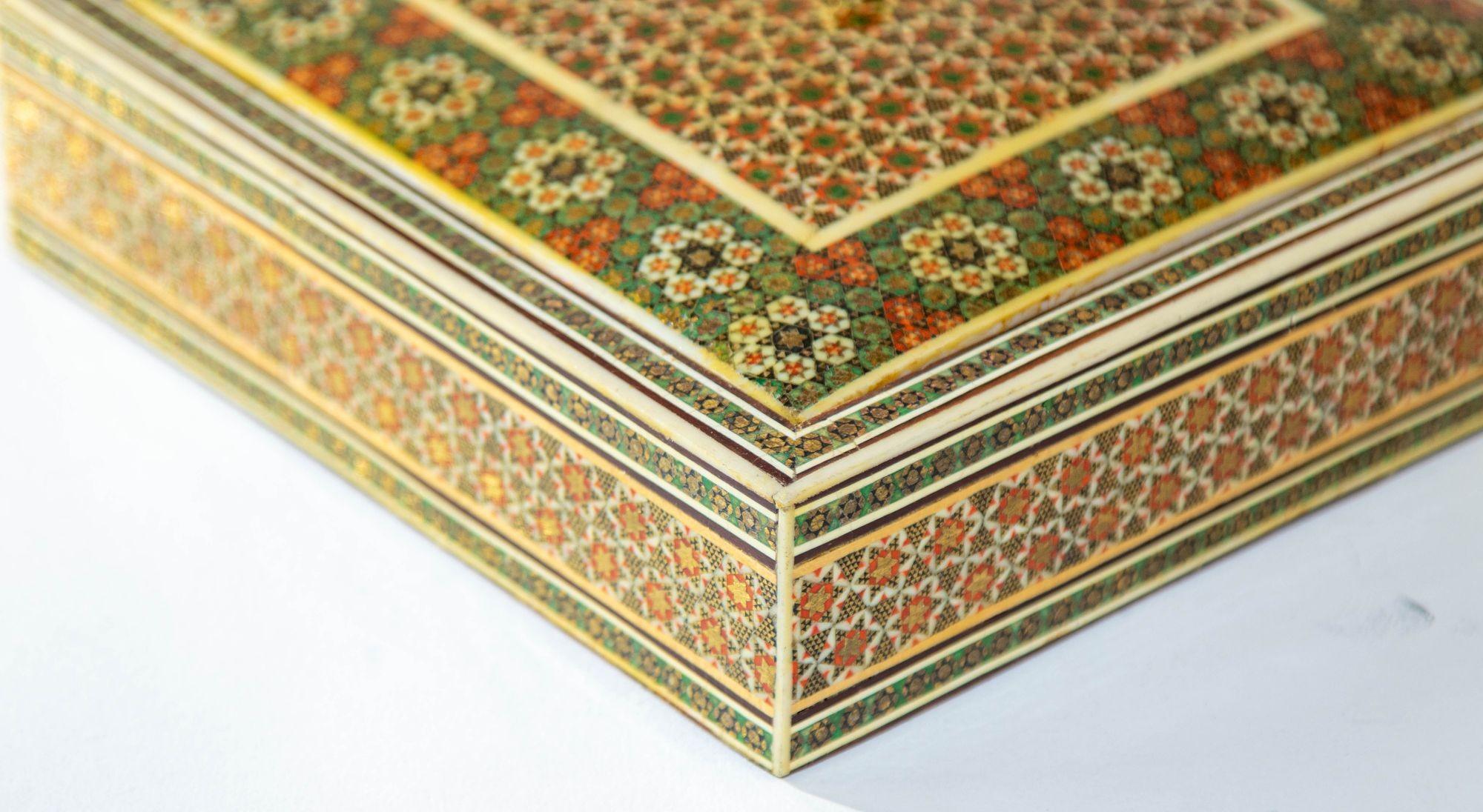 1950er Jahre Anglo Indian Micro Sadeli Mosaik Intarsien-Schmuckkästchen (Maurisch) im Angebot