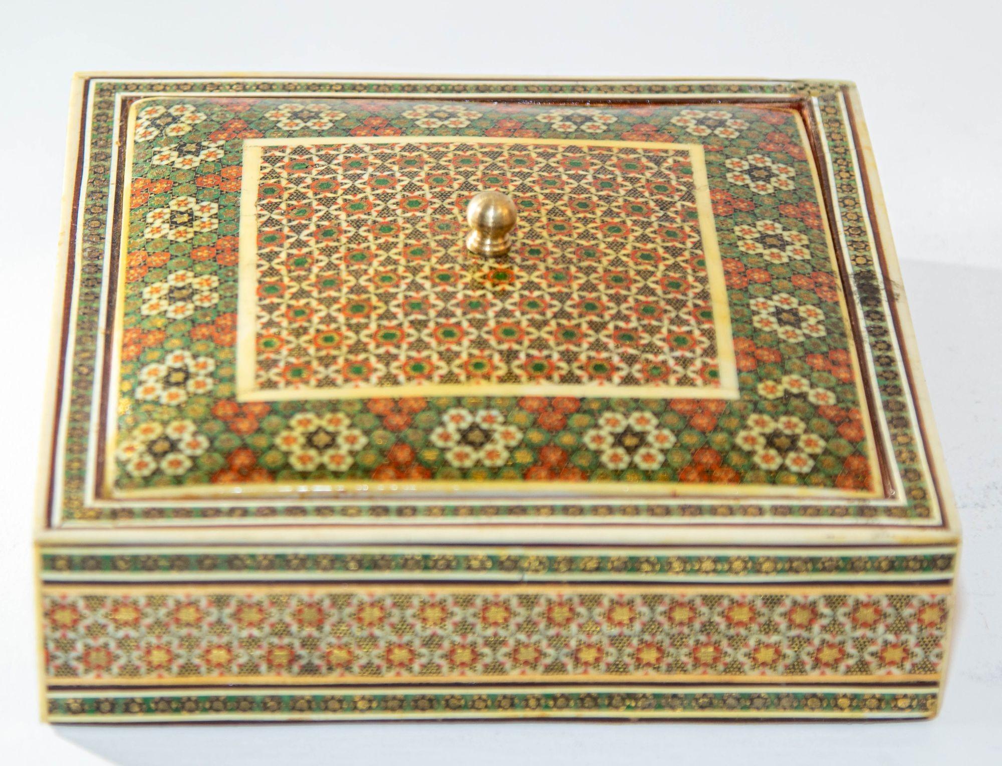 1950er Jahre Anglo Indian Micro Sadeli Mosaik Intarsien-Schmuckkästchen (20. Jahrhundert) im Angebot