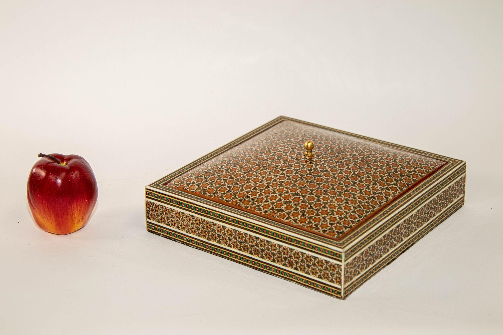 Boîte à bijoux à incrustation de micro-mosaïques de style anglo-indien des années 1950 en vente 2