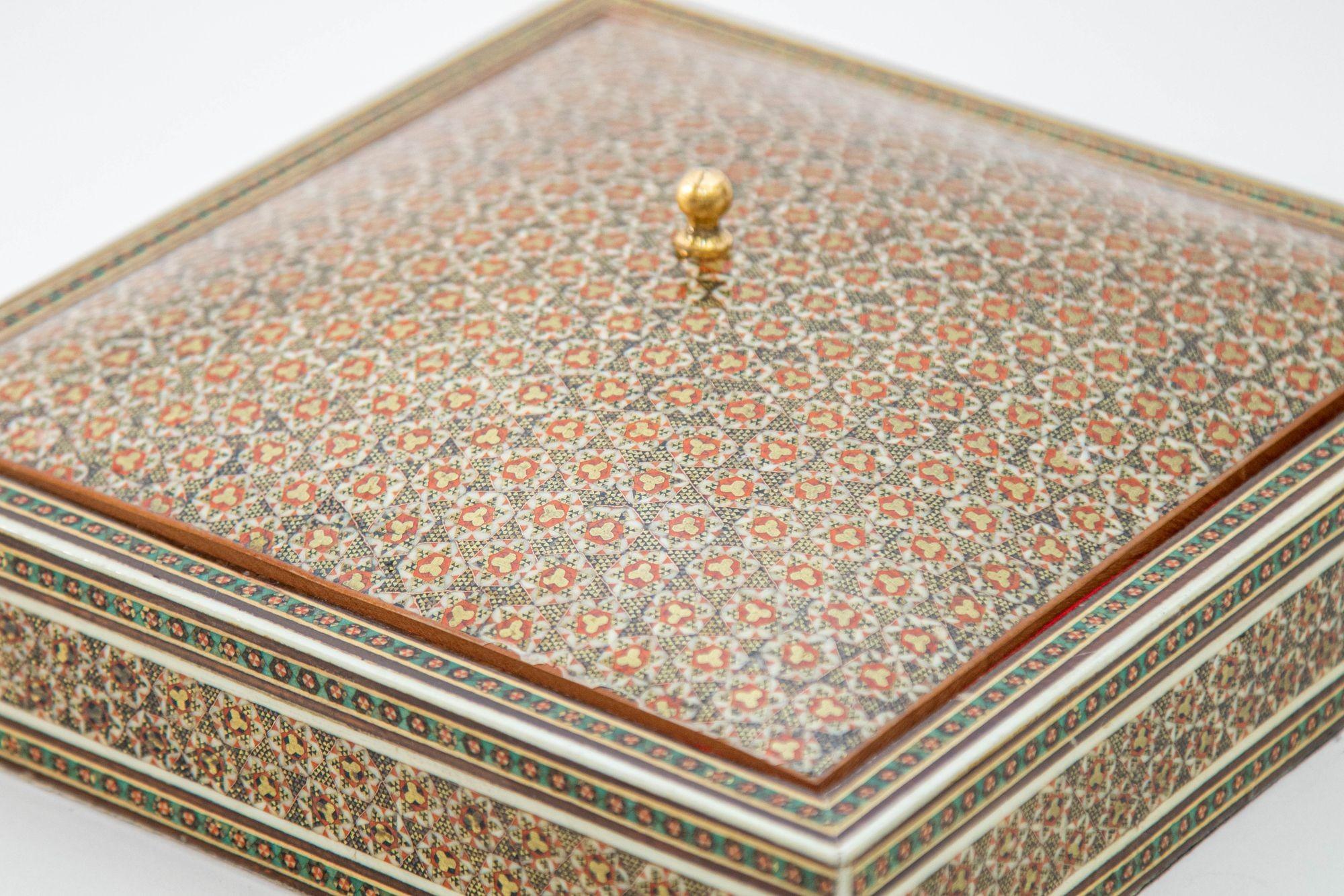 Boîte à bijoux avec couvercle, datant des années 1950, de style anglo-indien et indo-persan, incrustée de micro-mosaïques.
Grande boîte vintage à incrustations complexes de style persan du Moyen-Orient, avec des motifs floraux et géométriques