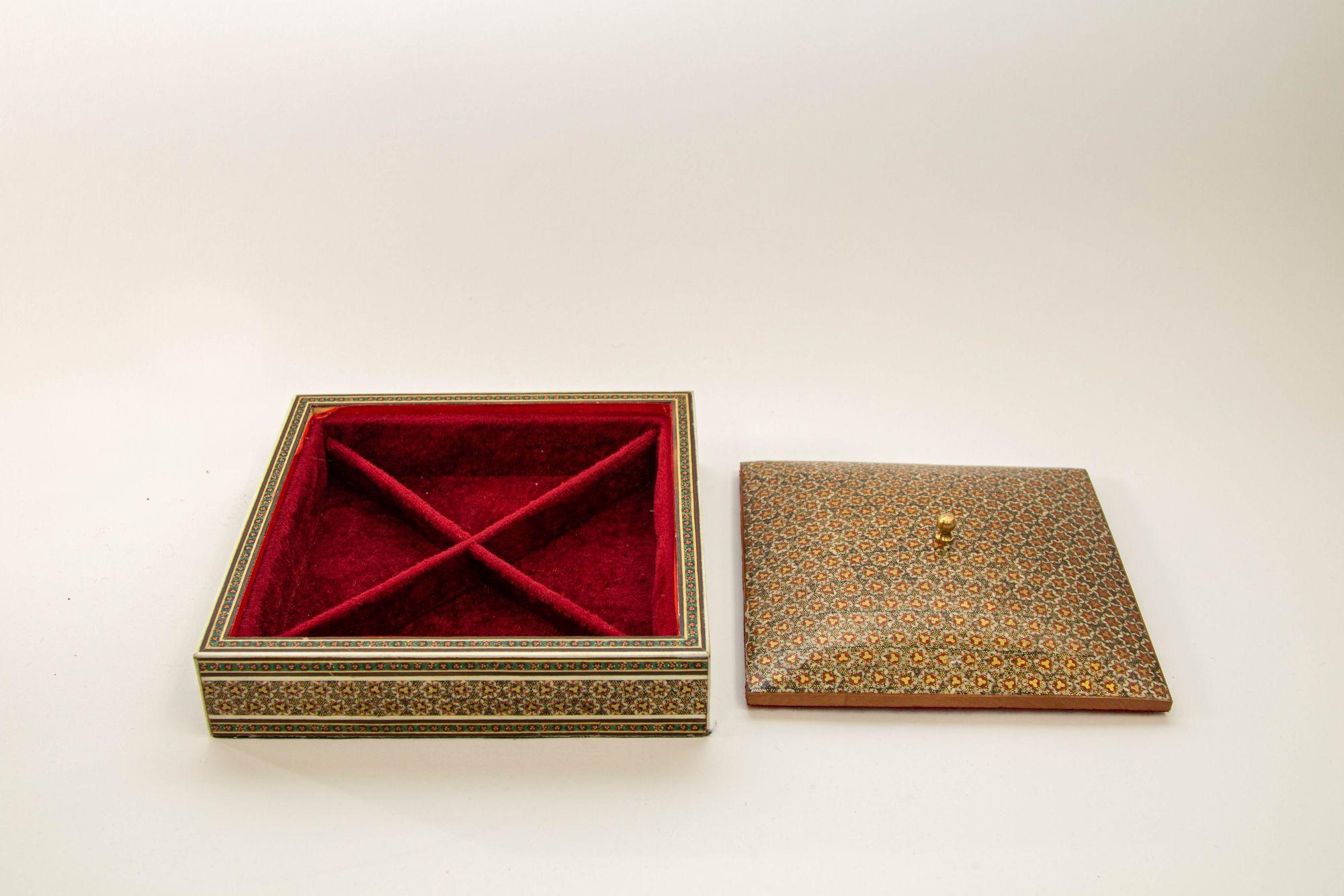 Boîte à bijoux à incrustation de micro-mosaïques de style anglo-indien des années 1950 Bon état - En vente à North Hollywood, CA