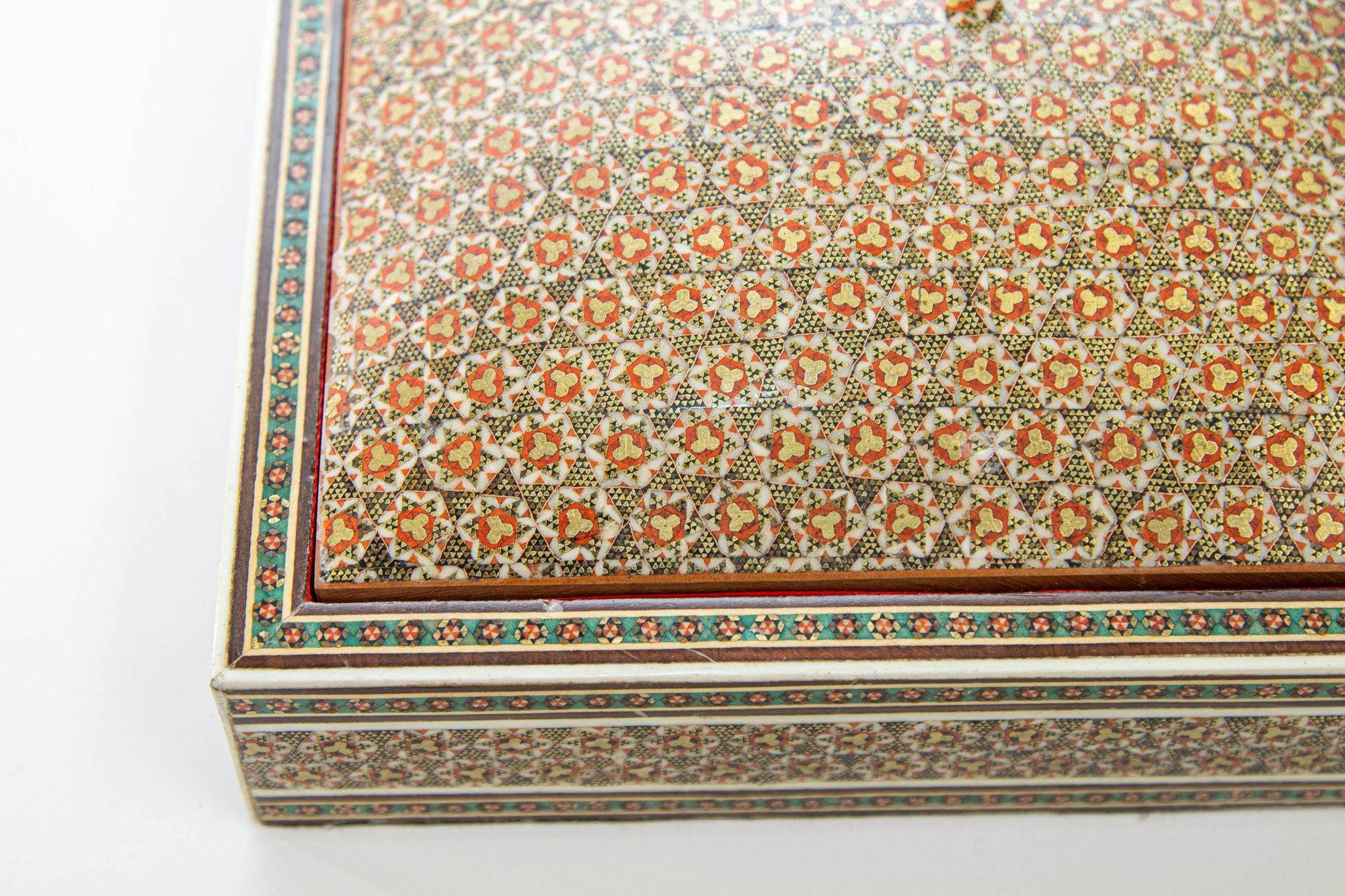 Boîte à bijoux à incrustation de micro-mosaïques de style anglo-indien des années 1950 en vente 1