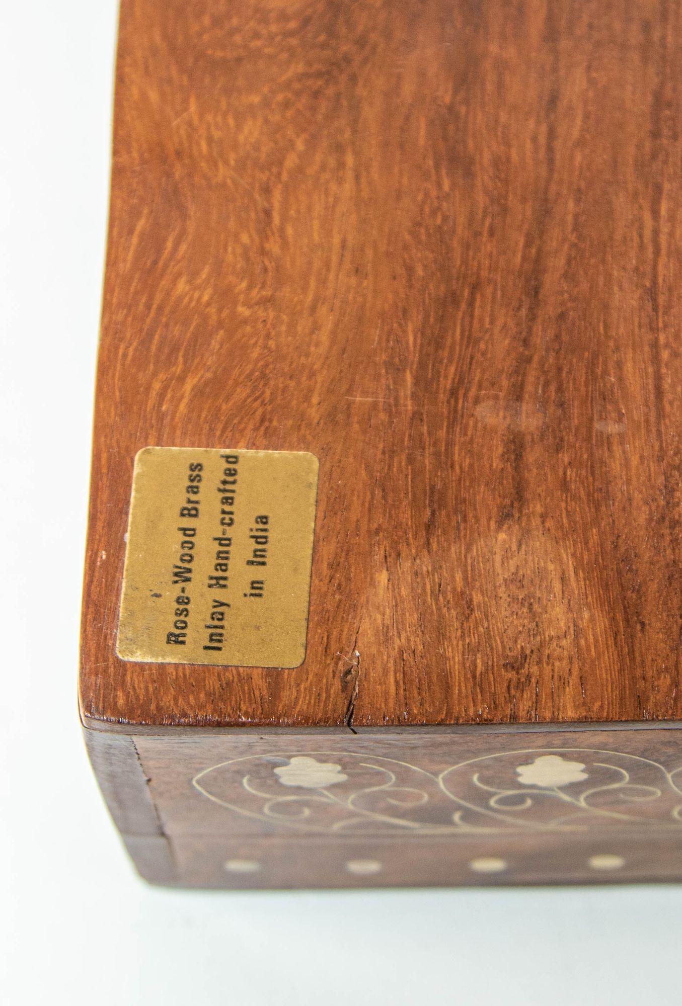 Boîte en palissandre de style anglo-indien des années 1950 avec symbole de l'arbre de vie incrusté en laiton en vente 3