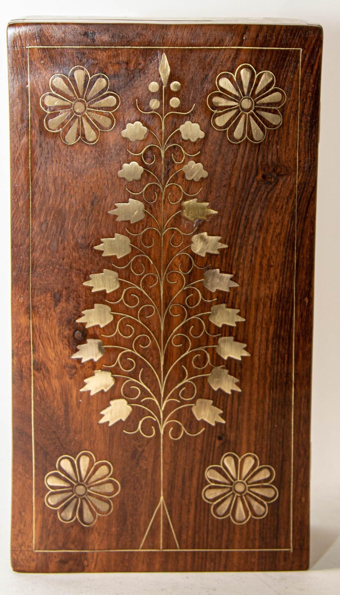 1950s Antique Anglo Indian Victorian Style Rosewood Box with Brass Tree of Life Symbol Inlaid. Une élégante boîte en bois de rose de style victorien, de forme rectangulaire.Une belle boîte à bijoux en bois de rose incrusté, de style Coloni. Fabriqué