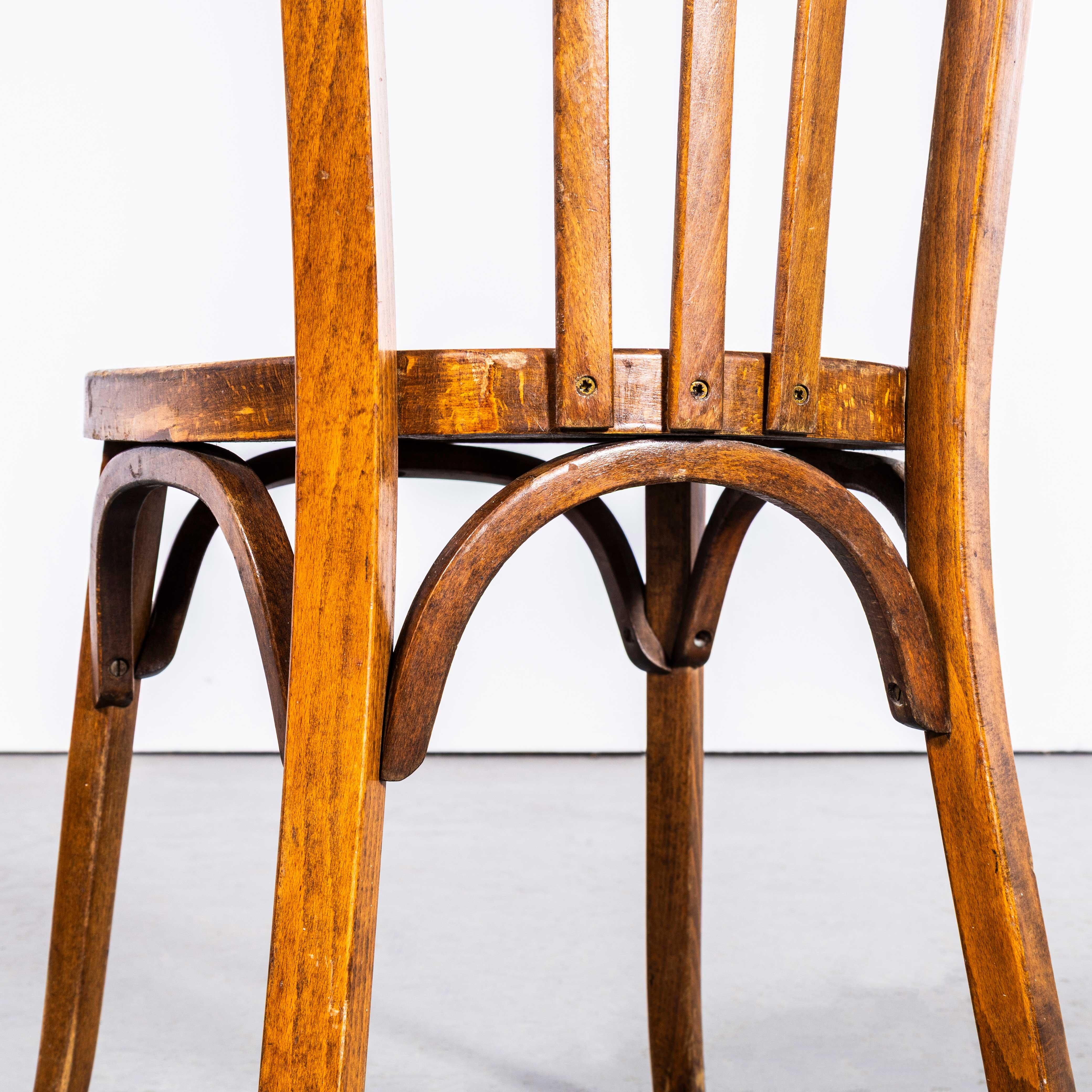 Legno curvato Sedie da pranzo francesi angolari in legno di bengala degli anni '50 - Set di cinque sedie in vendita