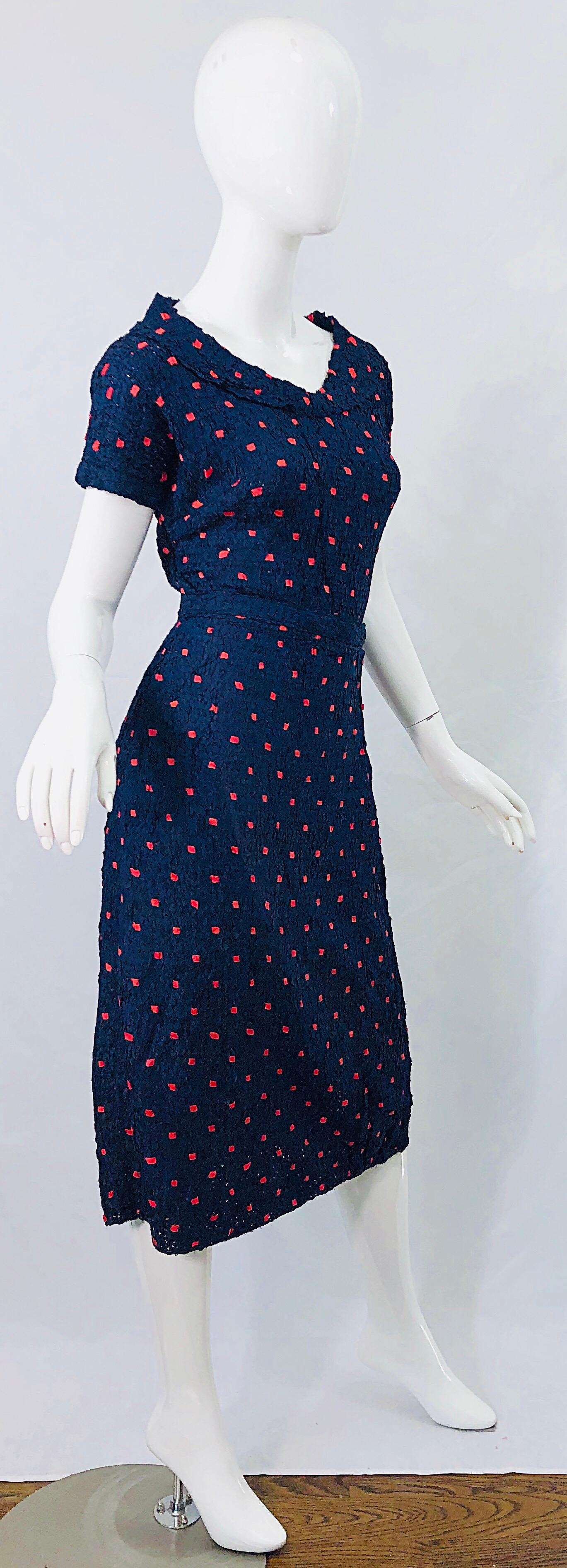 Años 50 Ann Fleischer para I. Magnin Vestido de época tejido a mano con cintas azul marino y rojo en venta 4