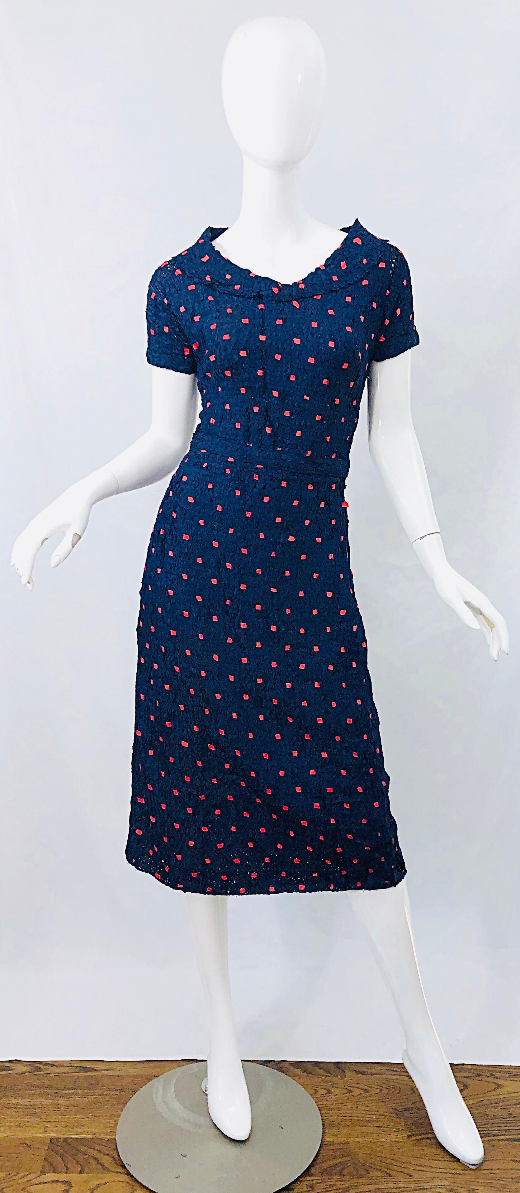 Rare robe ANN FLEISCHER pour I. MAGNIN du début des années 1950 en soie bleu marine et rouge avec ceinture en ruban tricoté à la main ! Qualité Couture avec l'ensemble de la robe littéralement tissée à la main avec des rubans de soie. Col chic avec