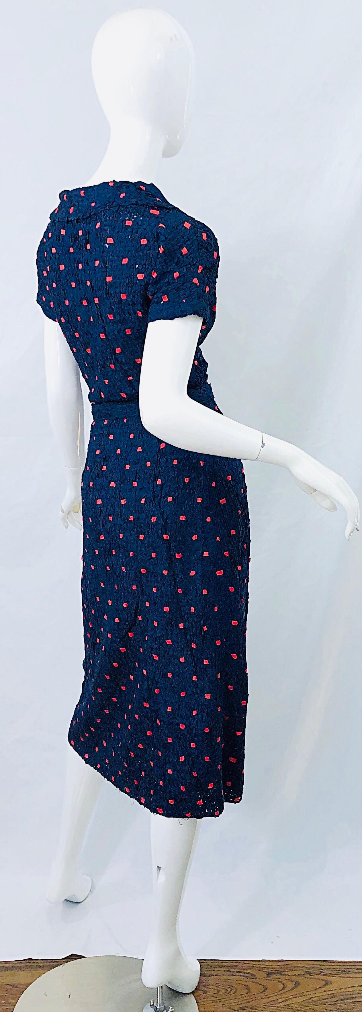 Ann Fleischer pour I Magnin - Robe vintage en maille à rubans bleu marine et rouge, tricotée à la main, années 1950 Pour femmes en vente