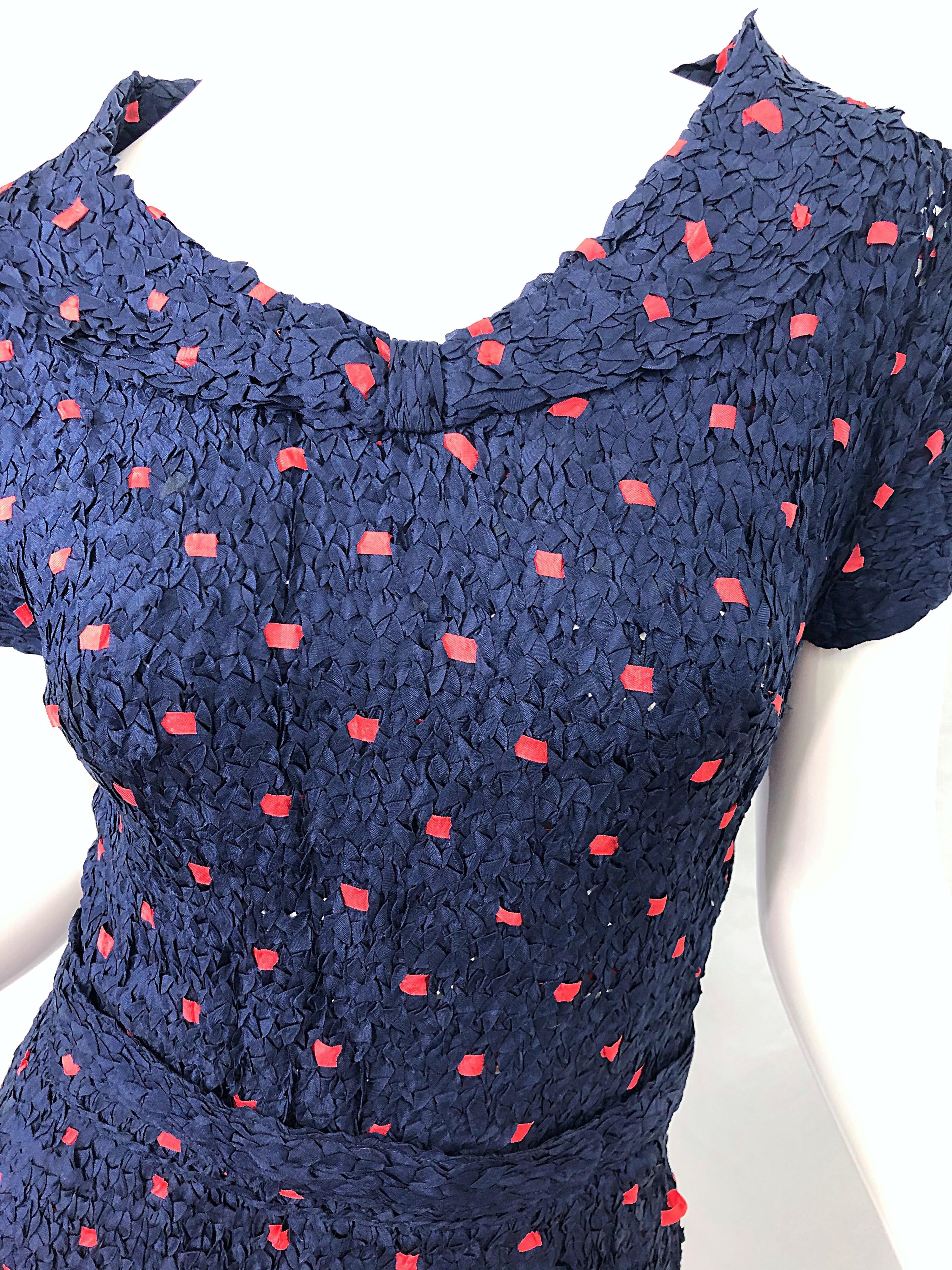 Años 50 Ann Fleischer para I. Magnin Vestido de época tejido a mano con cintas azul marino y rojo en venta 1
