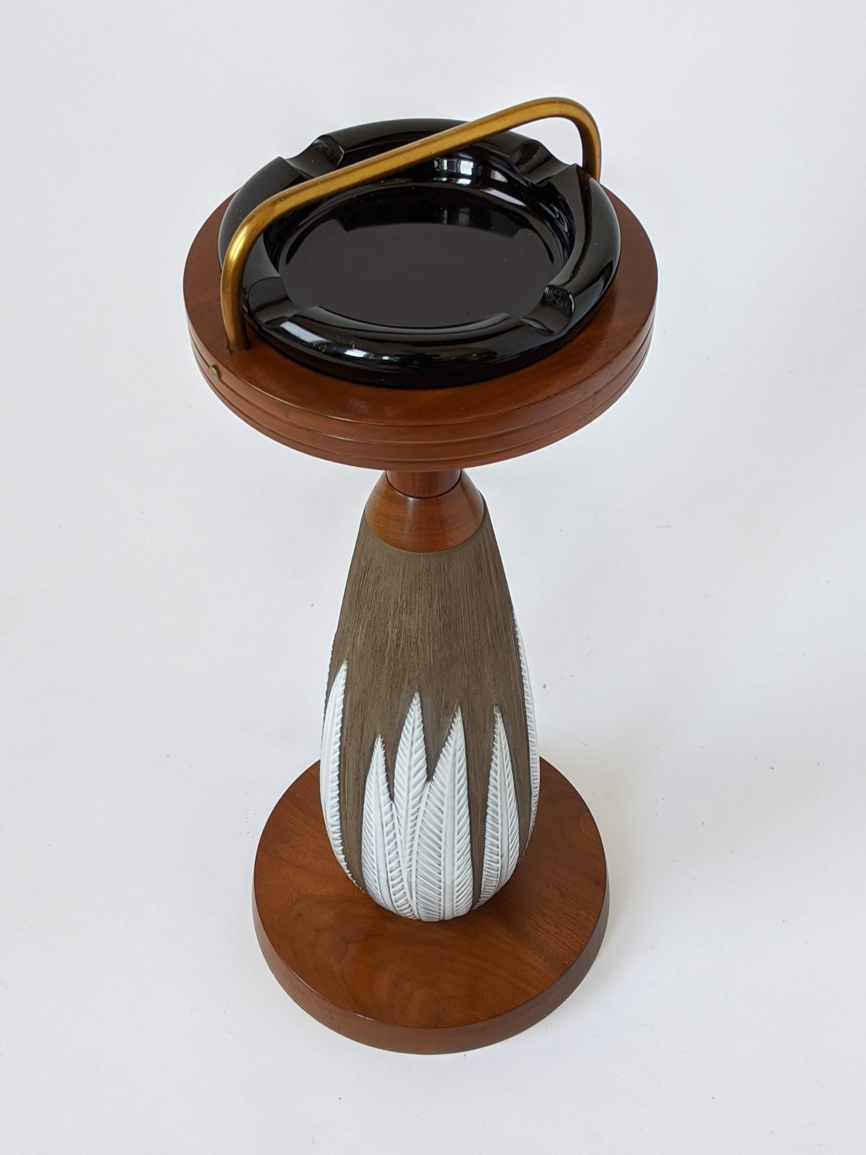 Rare ashtray by Anna-Lisa Thomson for Swedish ceramics manufacturer Upsala Ekeby, in Paprika pattern, which was a series produced between 1951-1953.

Ceramic base has a dark brown matte texturized finish with long white glazed leaves.