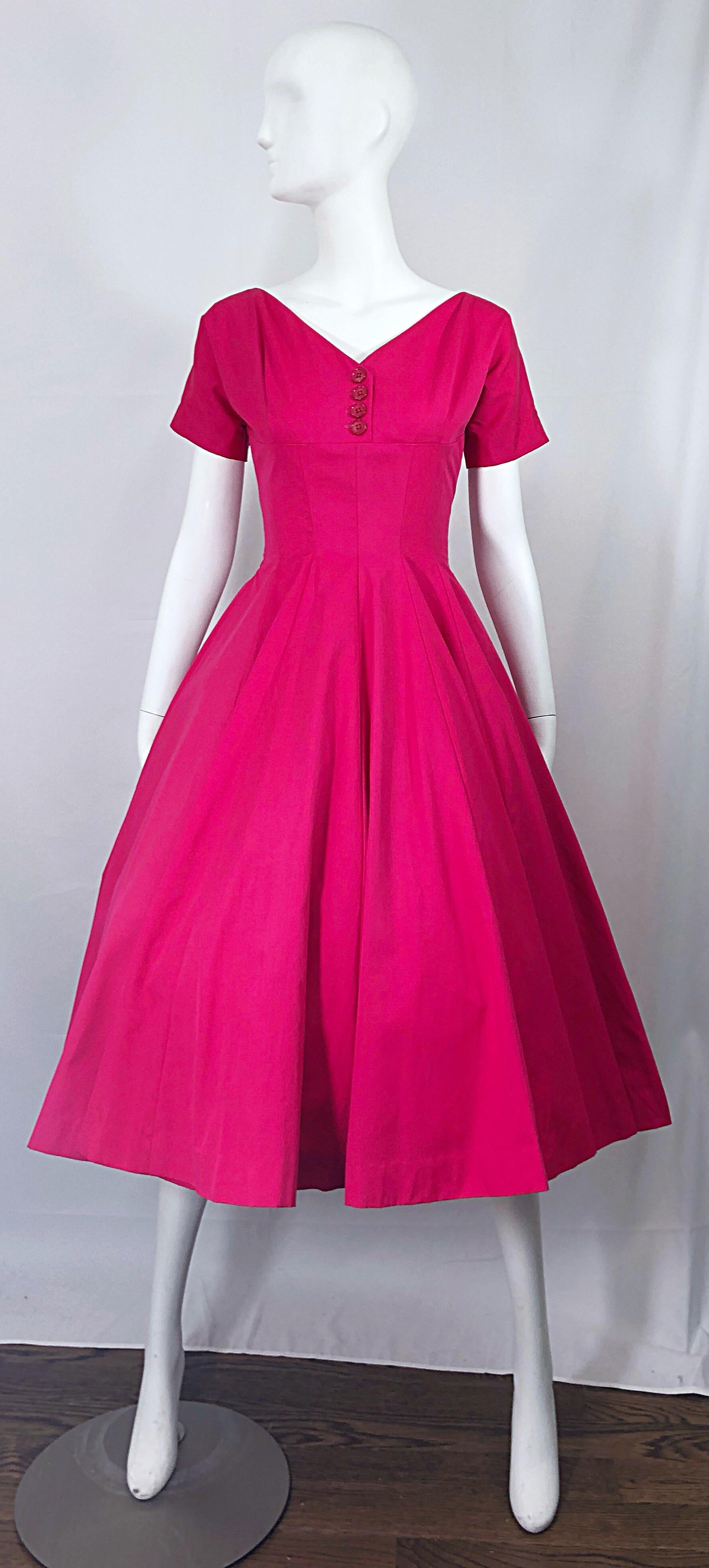 Wunderschönes 1950er ANNE FOGARTY rosa Seide / Rayon fit n' flare 'New Look' Cocktailkleid! Es hat ein tailliertes Mieder mit rosa Knöpfen in der Mitte der Büste. Der schmeichelhafte volle Rock kann mit einem Reifrock für zusätzliche Fülle versehen