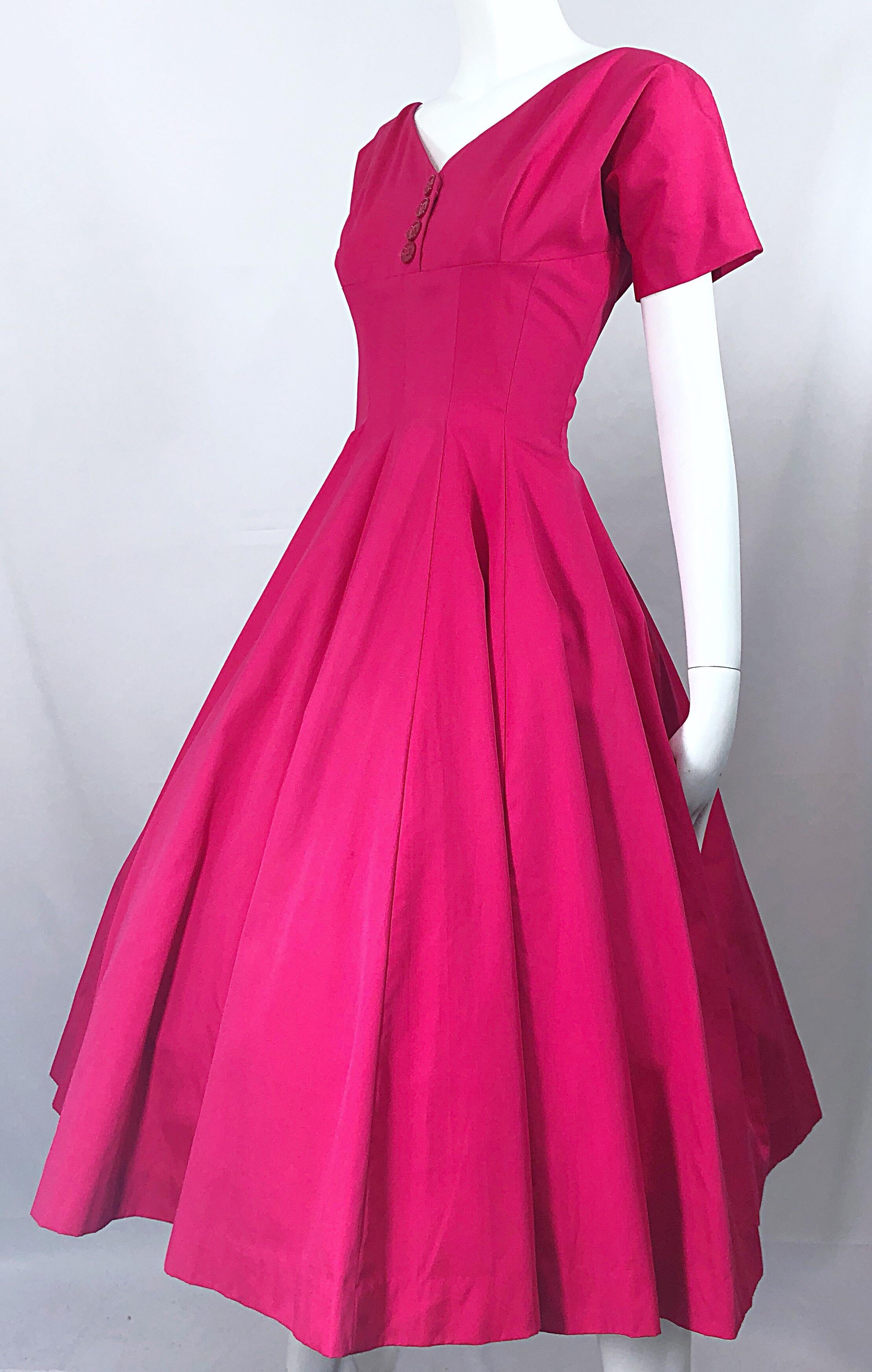 Anne Fogarty - Robe vintage ajustée et évasée en soie rose vif, années 1950, état neuf Excellent état - En vente à San Diego, CA