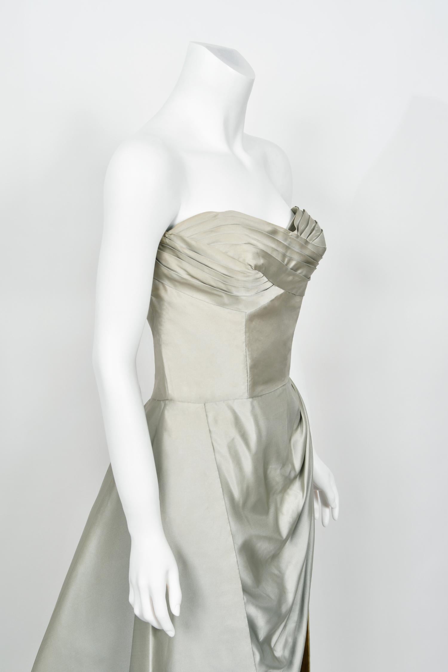 Anne Verdi Couture 1950 - Robe à jupe en soie bleu glacier avec bustier froncé 8