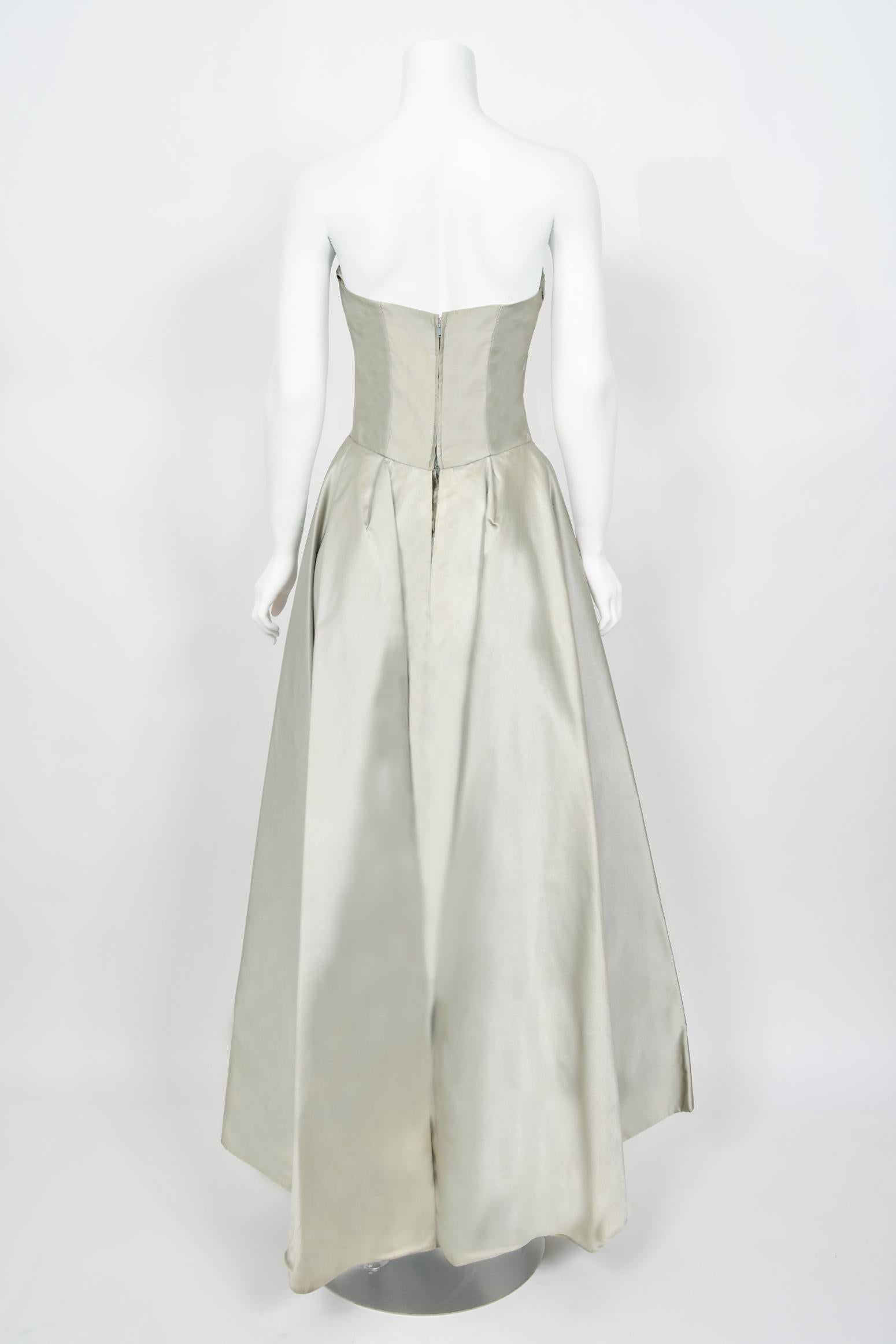 Anne Verdi Couture 1950 - Robe à jupe en soie bleu glacier avec bustier froncé 11