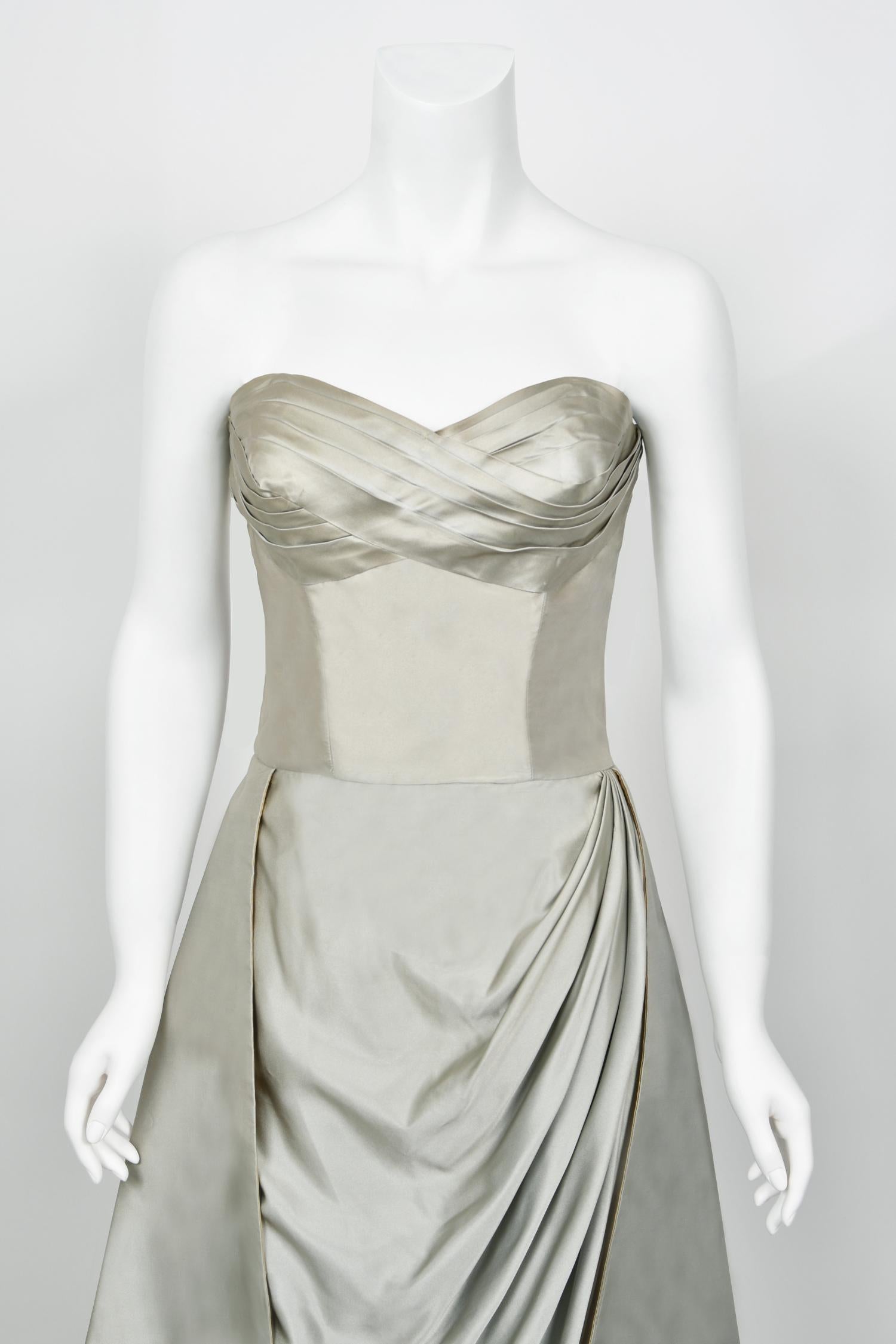 Anne Verdi Couture 1950 - Robe à jupe en soie bleu glacier avec bustier froncé 3