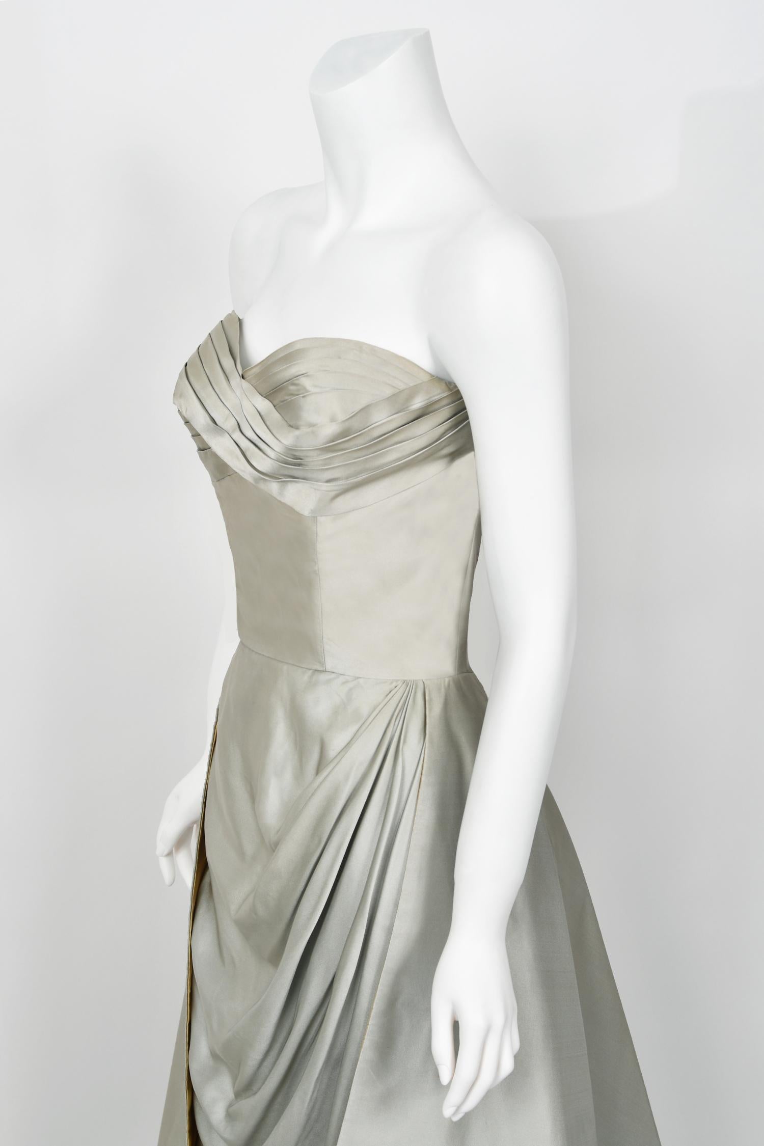 Anne Verdi Couture 1950 - Robe à jupe en soie bleu glacier avec bustier froncé 5