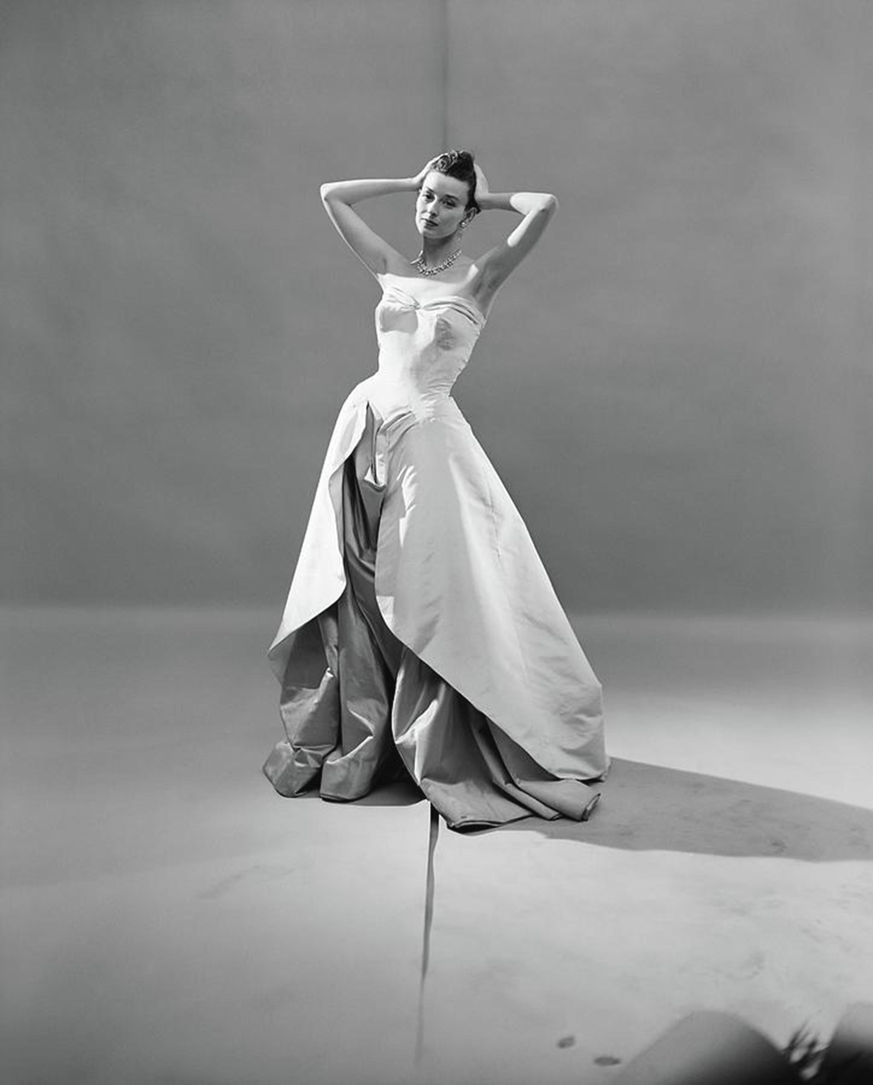 Anne Verdi Couture 1950 - Robe à jupe en soie bleu glacier avec bustier froncé 6
