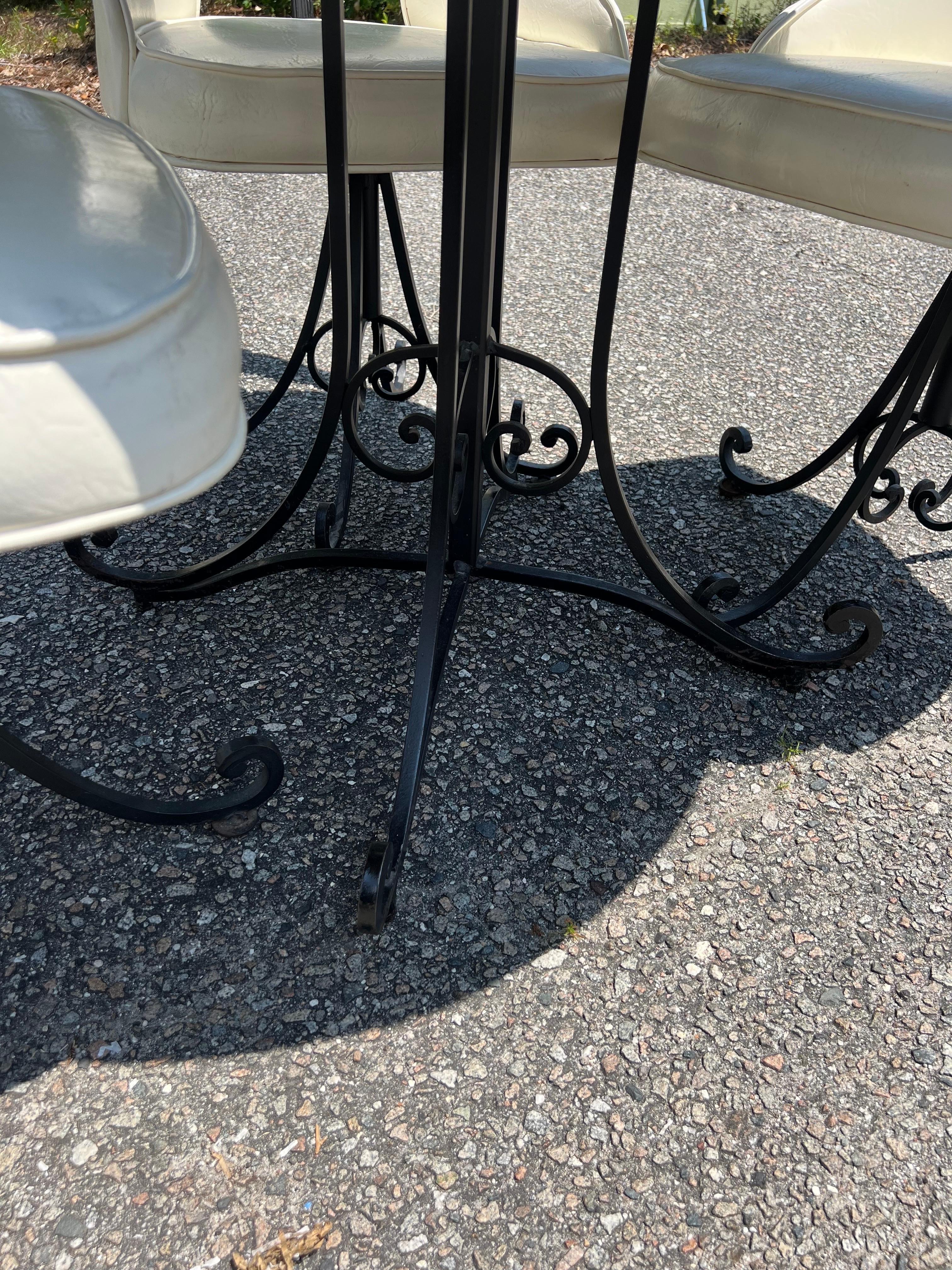 1950s Antarenni Kitchen Table and Chairs, a Set of 5 In Good Condition In Charleston, SC