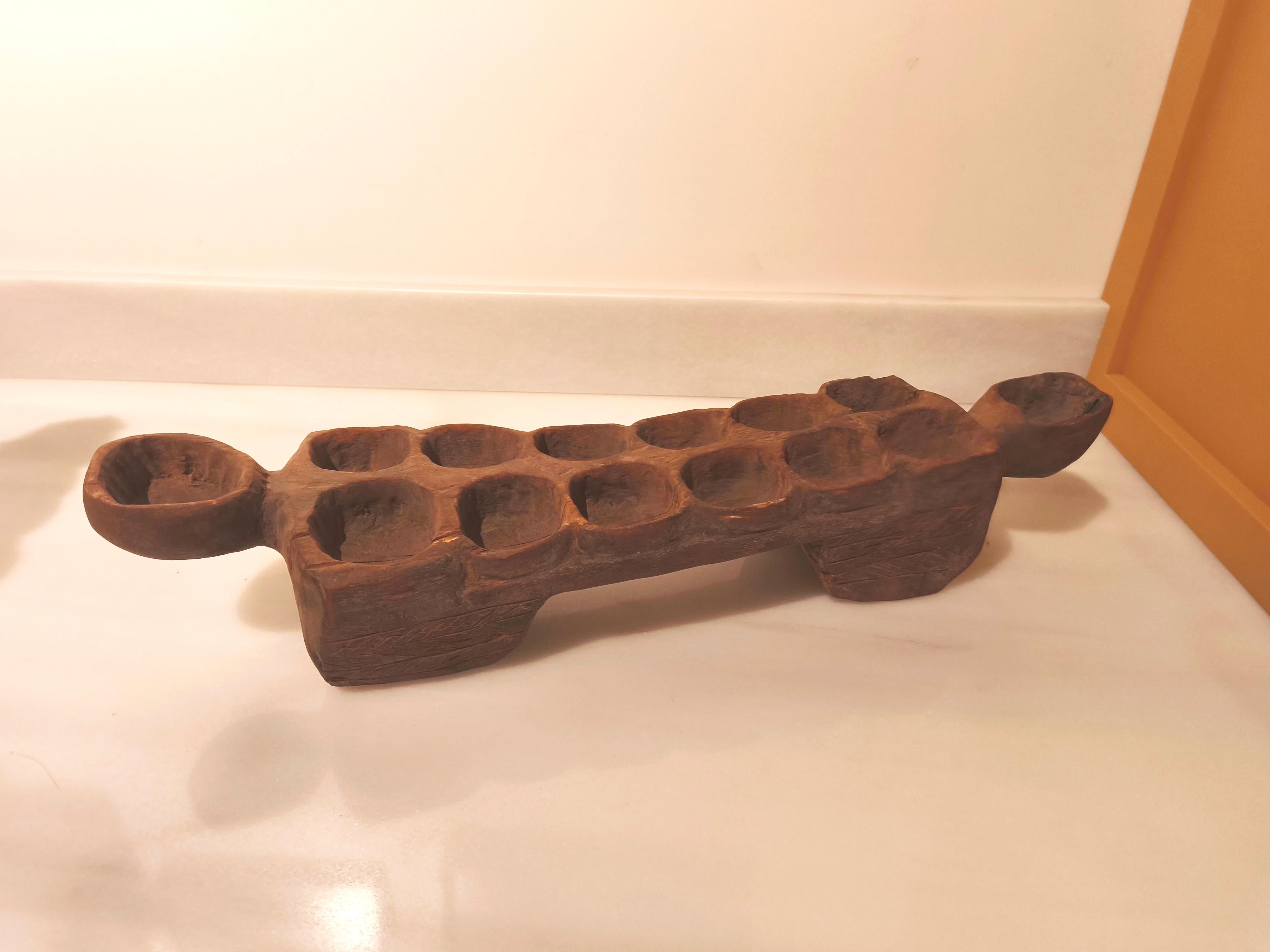 Africain Antiquités des années 1950 Plateau de jeu africain Mancala sculpté en Wood en vente