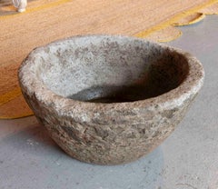 Antico mortaio in pietra intagliata del 1950 con patina naturale