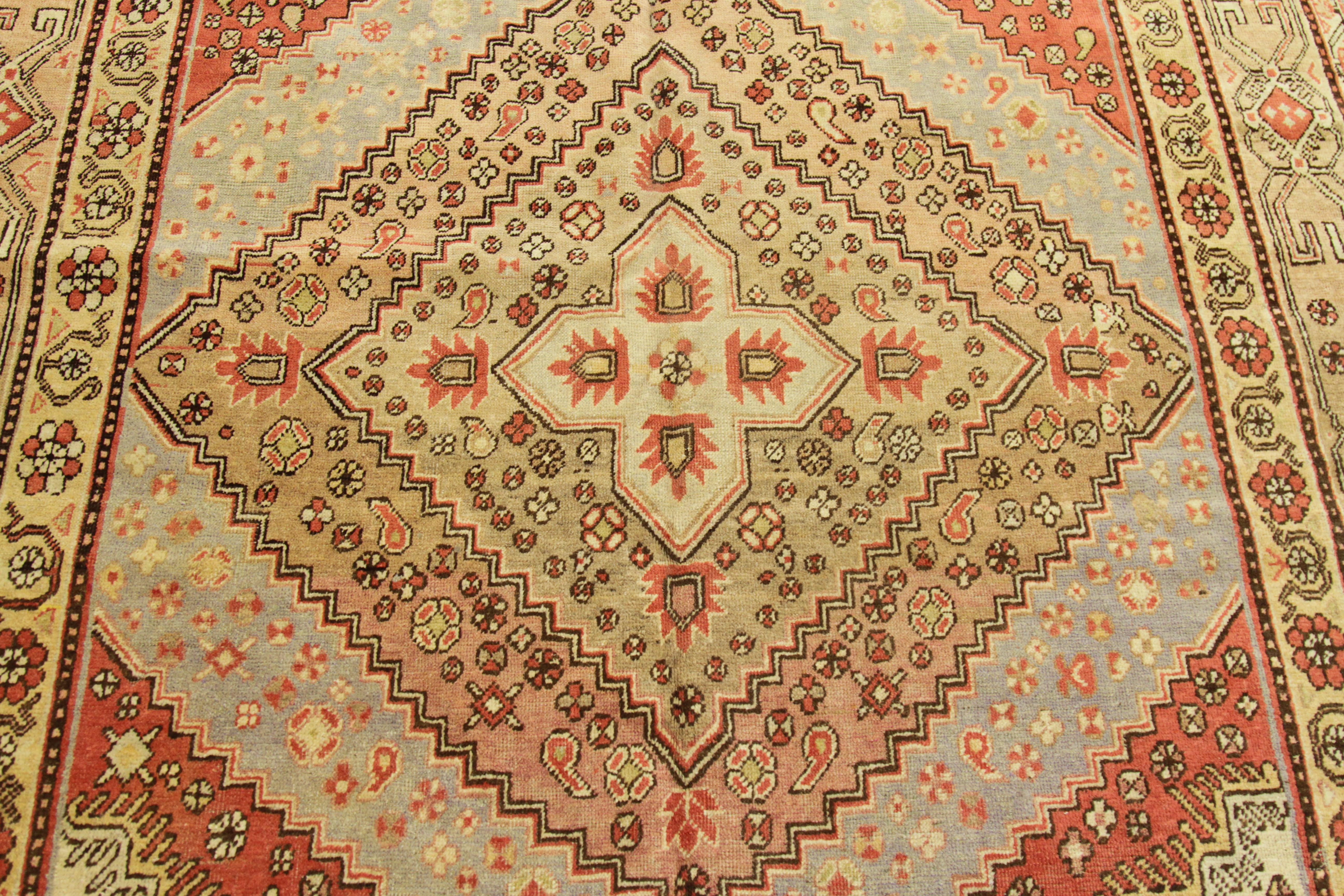 1950 Alfombra antigua de Asia Central de estilo Khotan con elaborado motivo floral en venta 3