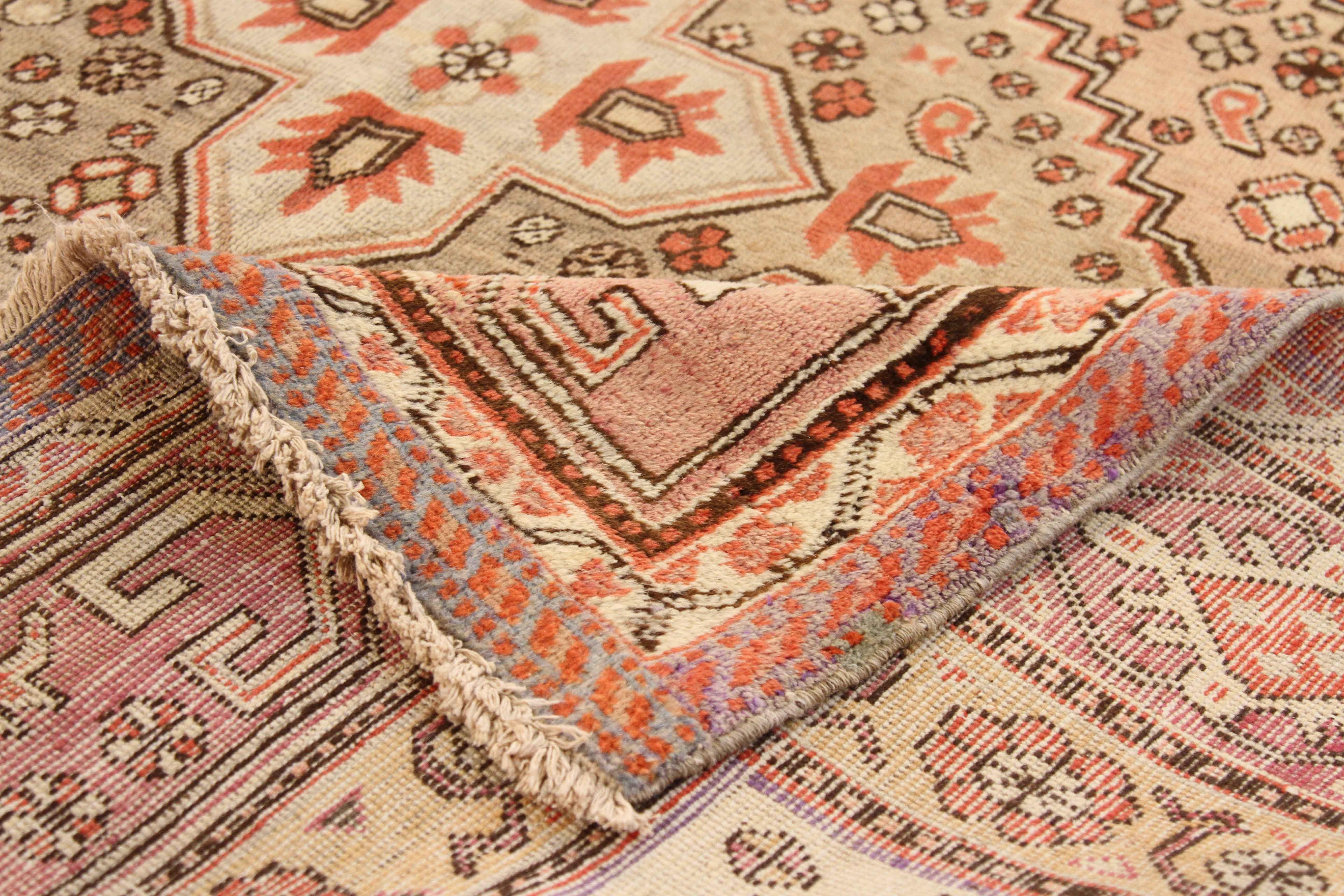 Alfombra antigua de Asia Central fabricada con lana de alta calidad y tintes vegetales. Creada en la década de 1950, presenta intrincados motivos florales tejidos con maestría por los tejedores de Khotan. Utiliza una vibrante mezcla de colores