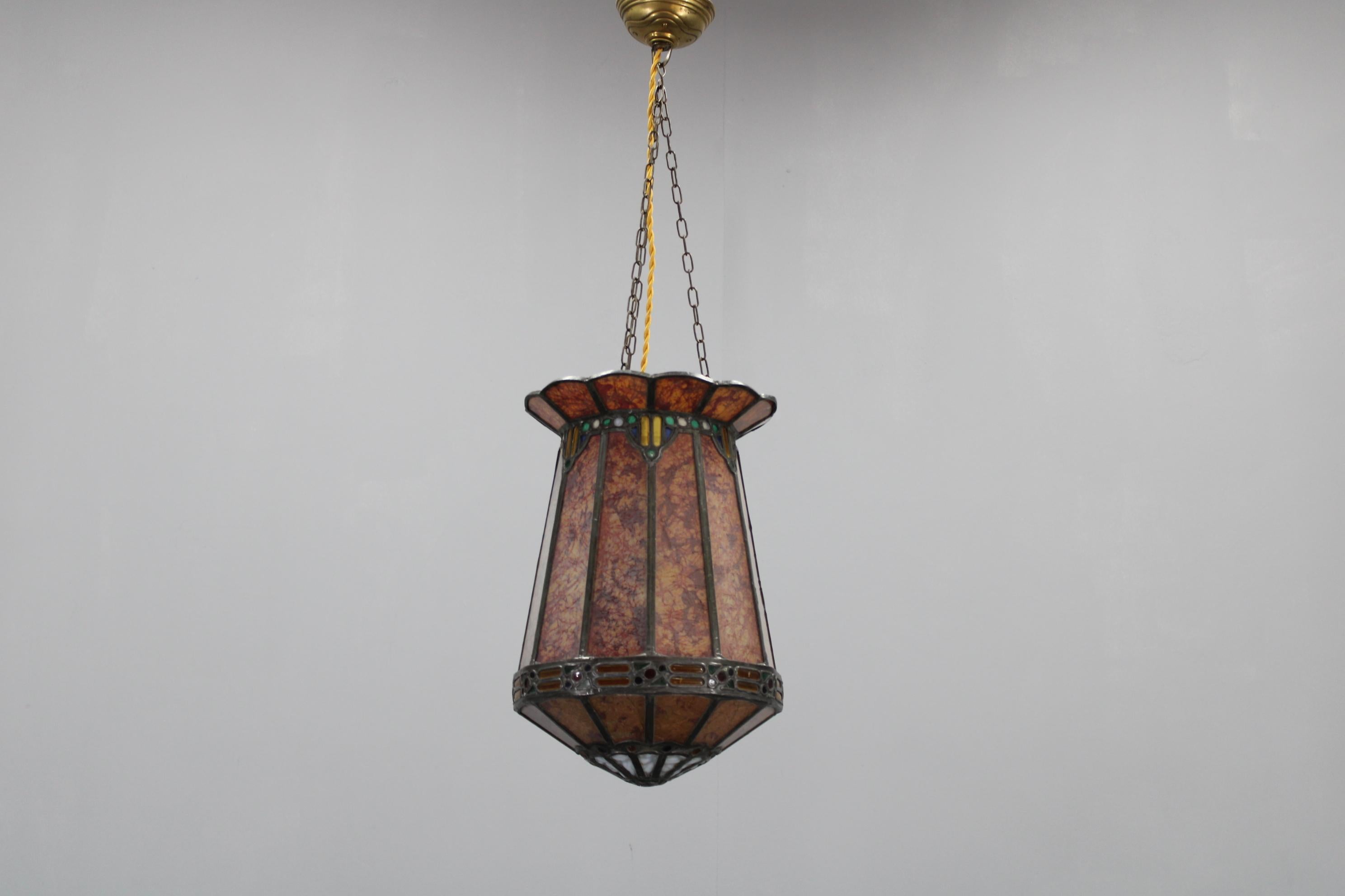 Mid-Century moderno Lampada a sospensione in vetro antico degli anni '50 in stile Tiffany in vendita