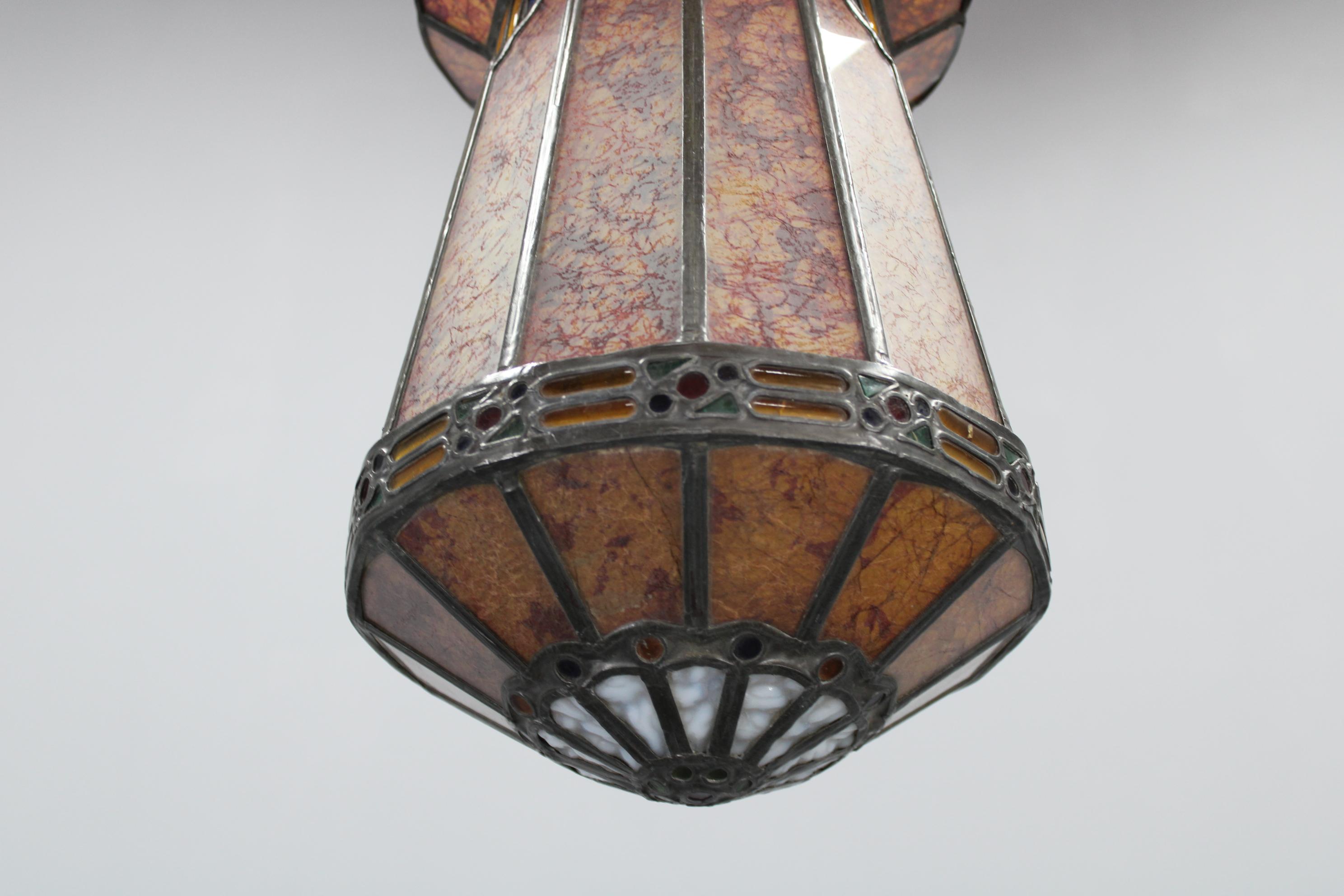 Lampada a sospensione in vetro antico degli anni '50 in stile Tiffany In condizioni buone in vendita a Praha, CZ