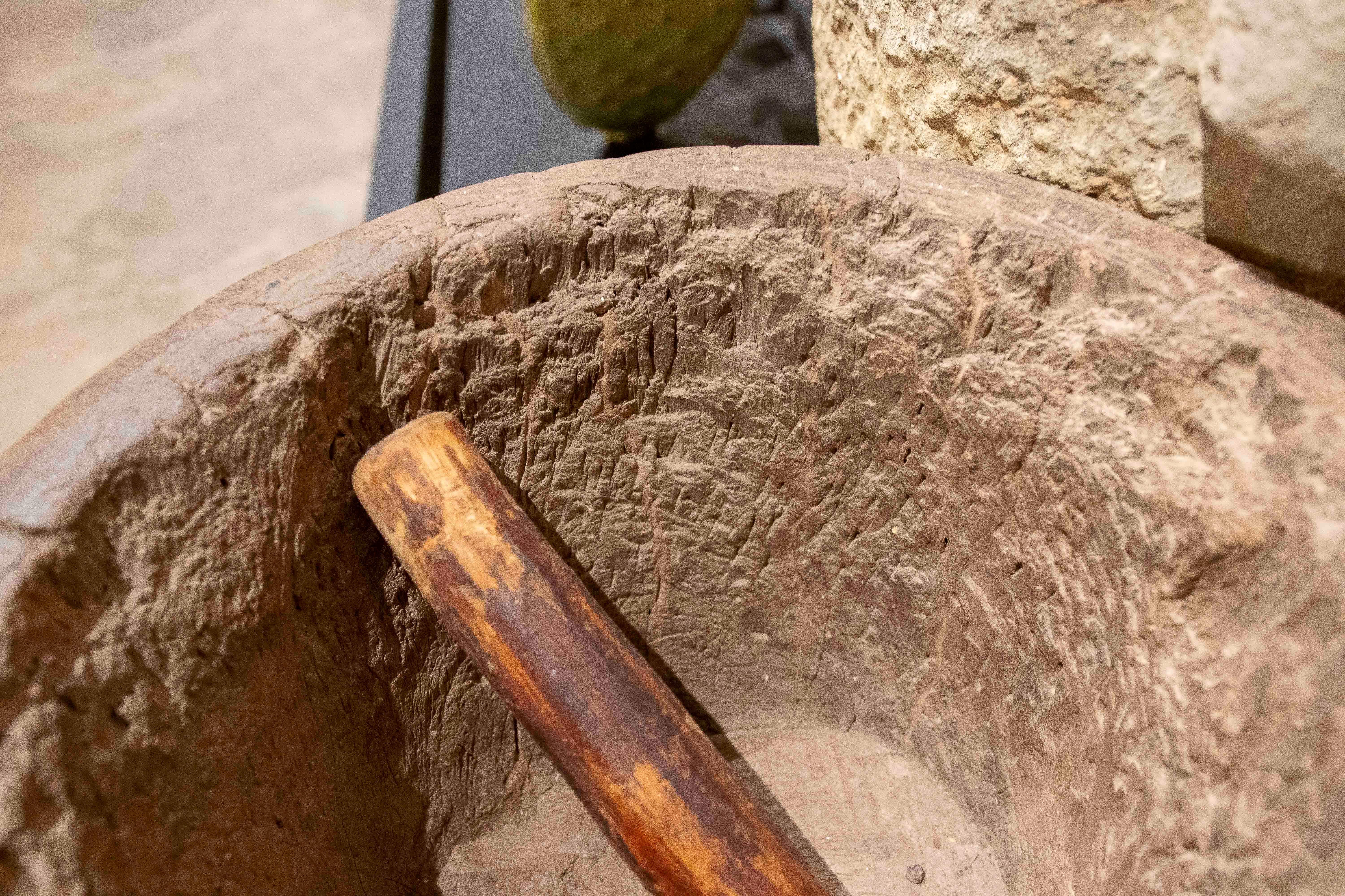 1950er Jahre Antiker handgeschnitzter Holzmörser im Angebot 2