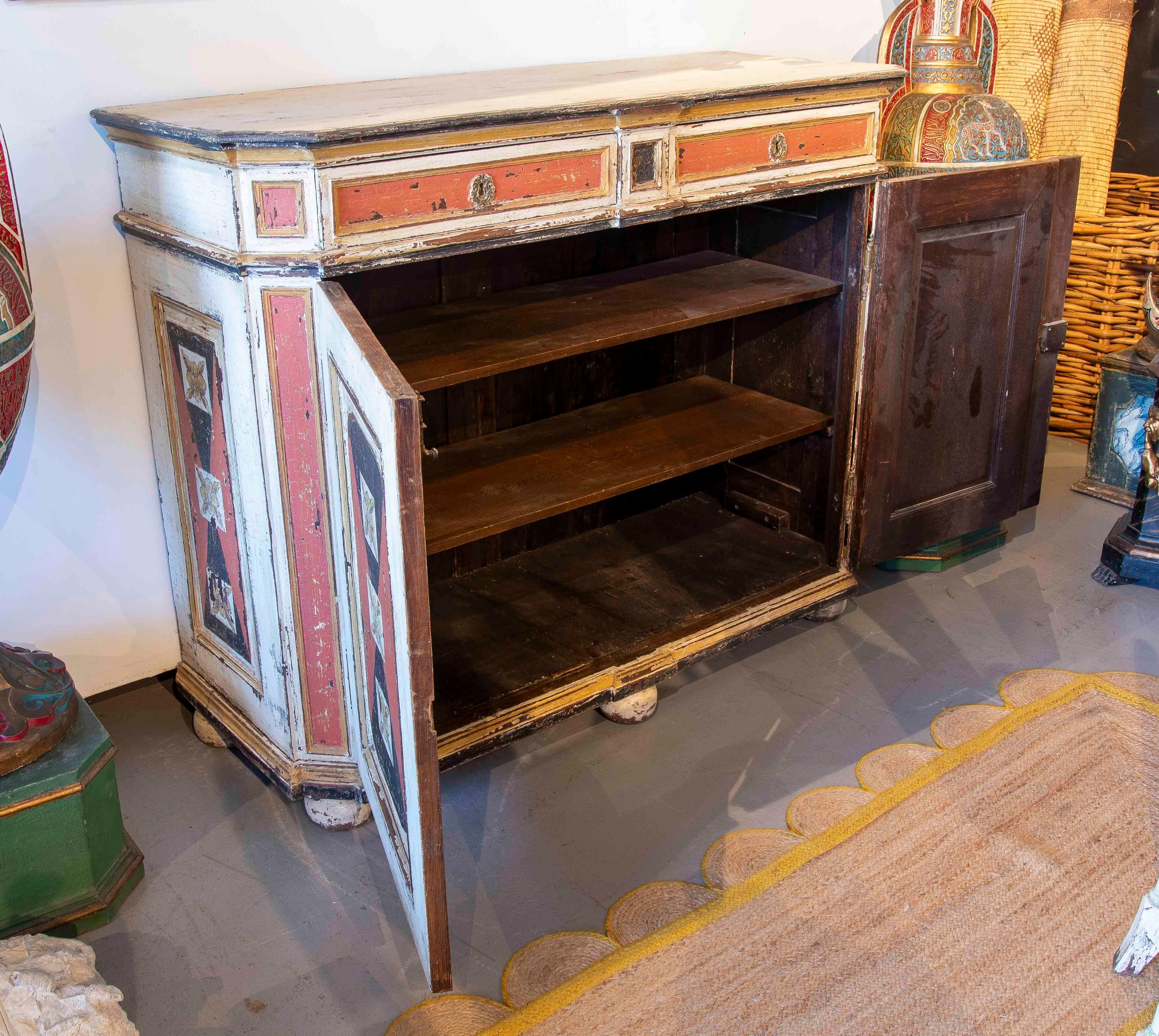 Espagnol Enfilade florale des années 1950, peinte à la main, avec tiroirs et portes en vente
