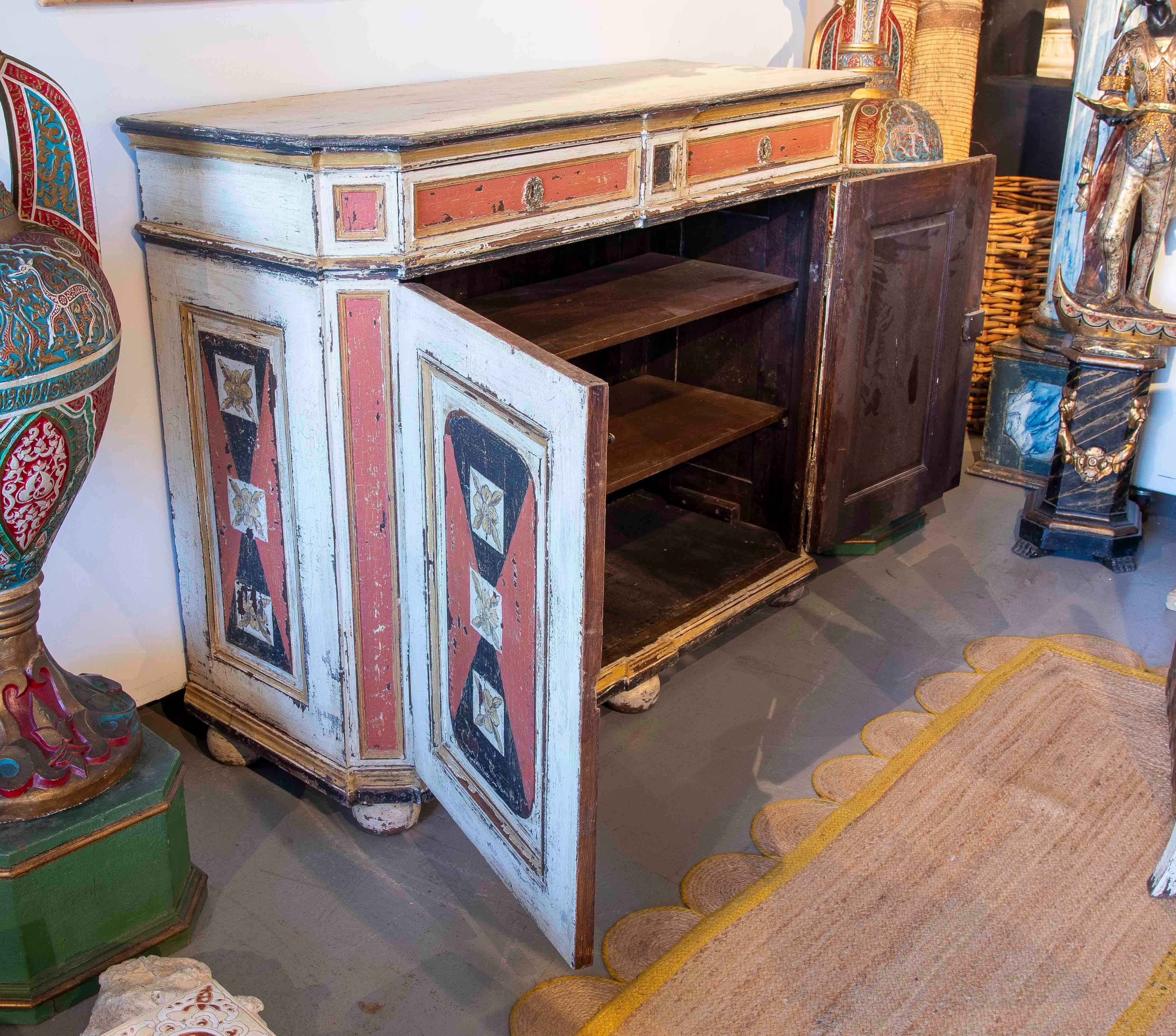 Enfilade florale des années 1950, peinte à la main, avec tiroirs et portes Bon état - En vente à Marbella, ES