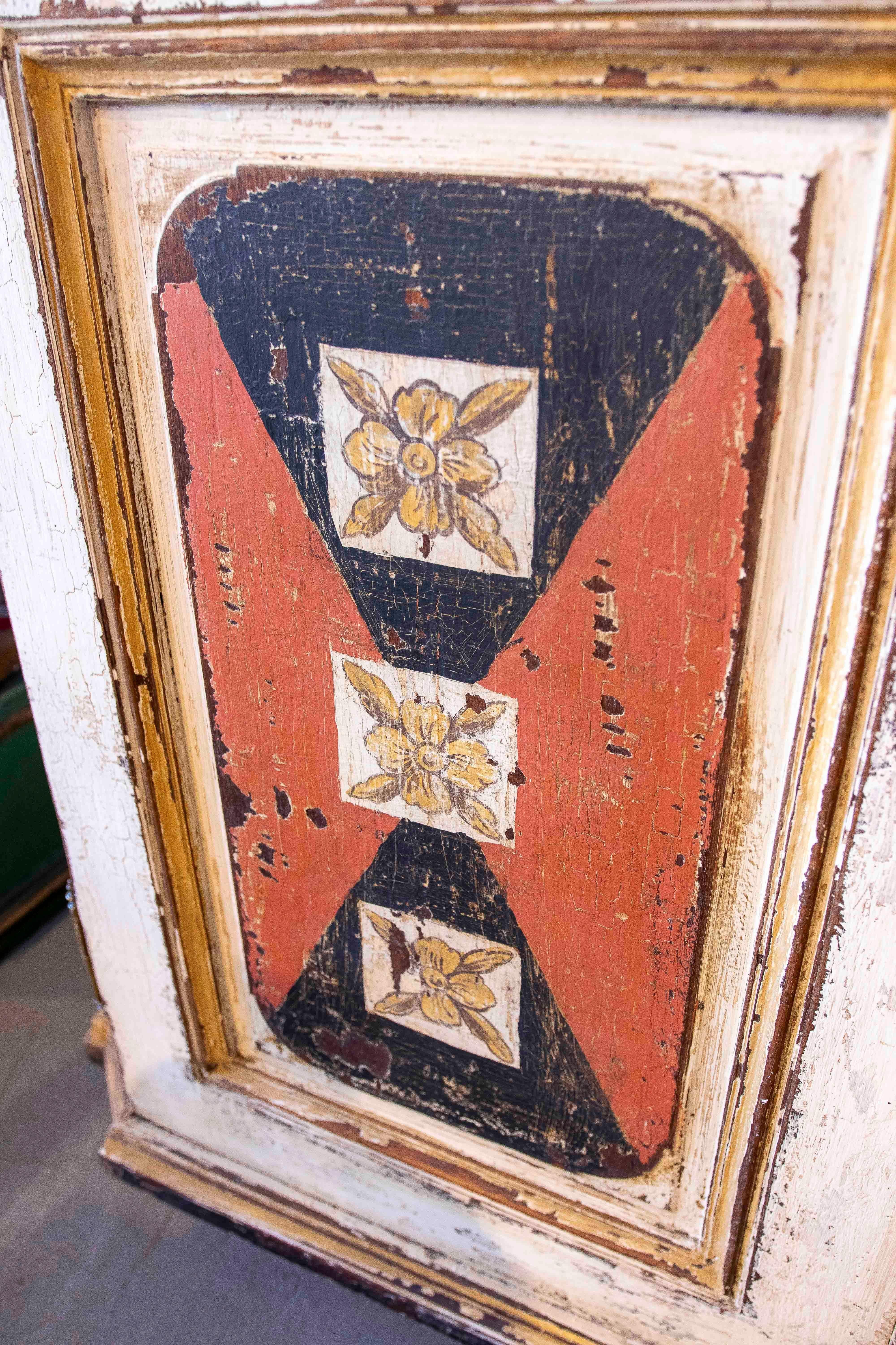 Enfilade florale des années 1950, peinte à la main, avec tiroirs et portes en vente 3