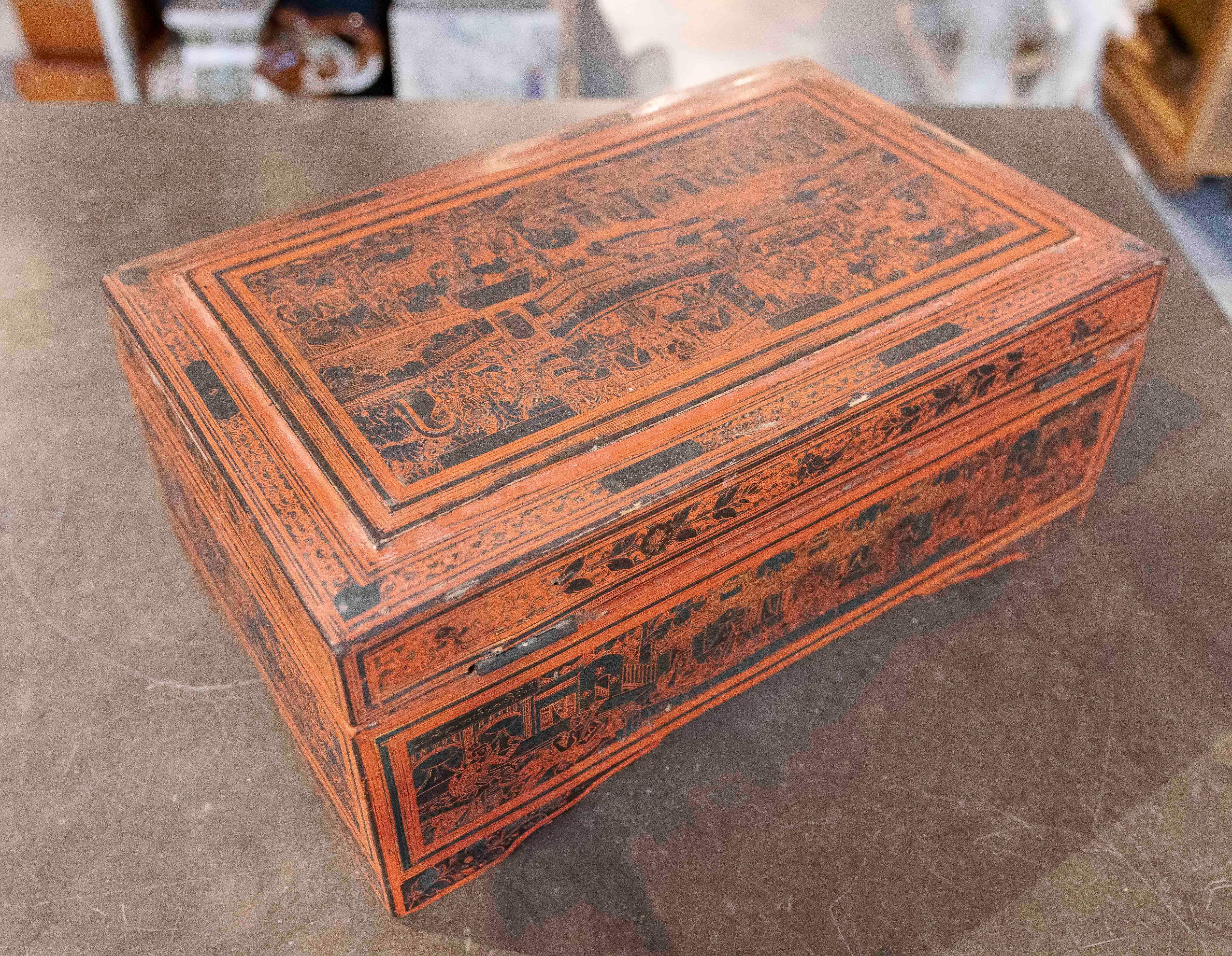 1950s Antique Lacquered Wooden Box with Ornamental Details For Sale 5