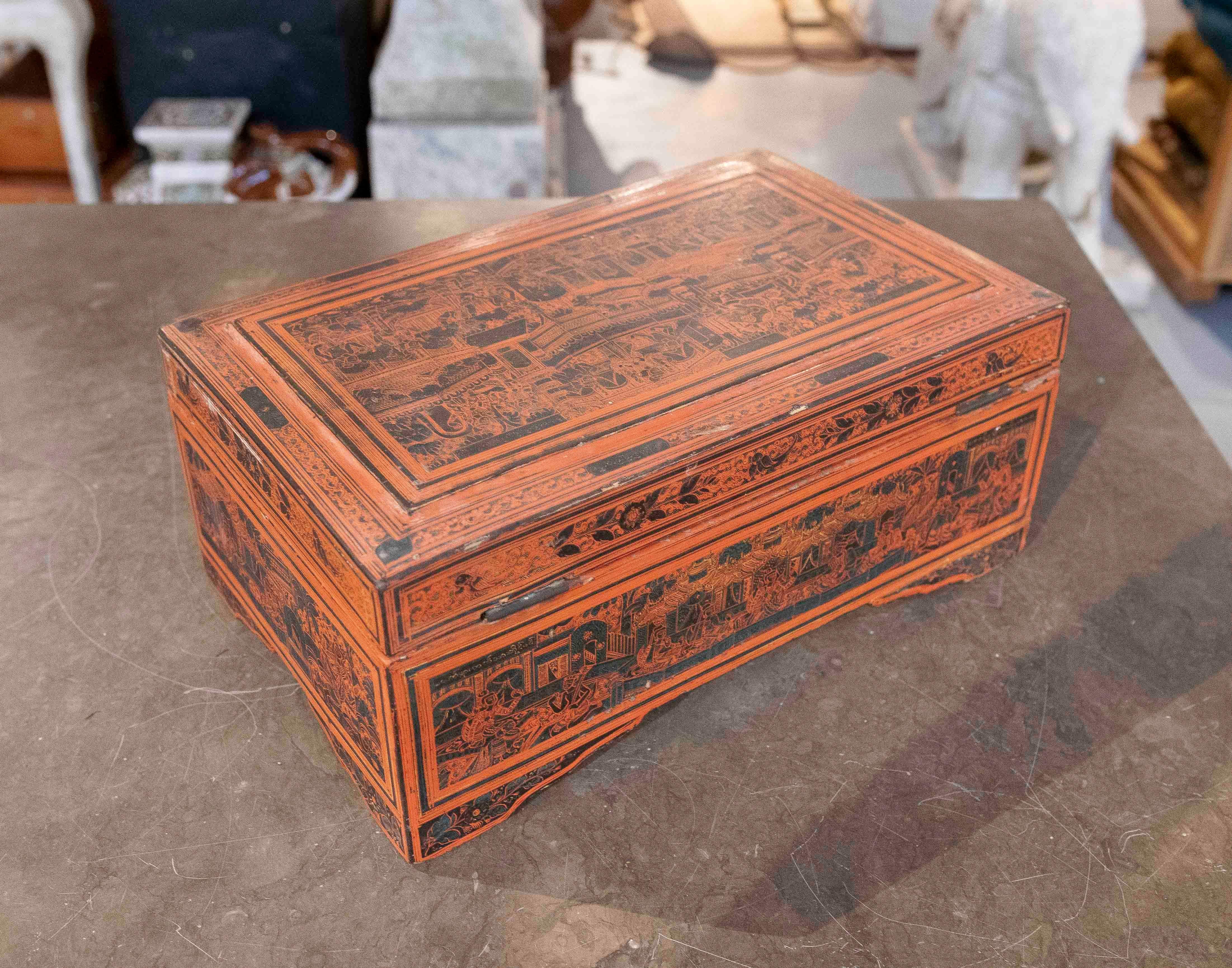 1950s Antique Lacquered Wooden Box with Ornamental Details For Sale 6